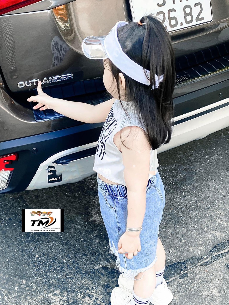 Bộ áo croptop bravest quần bò bé gái