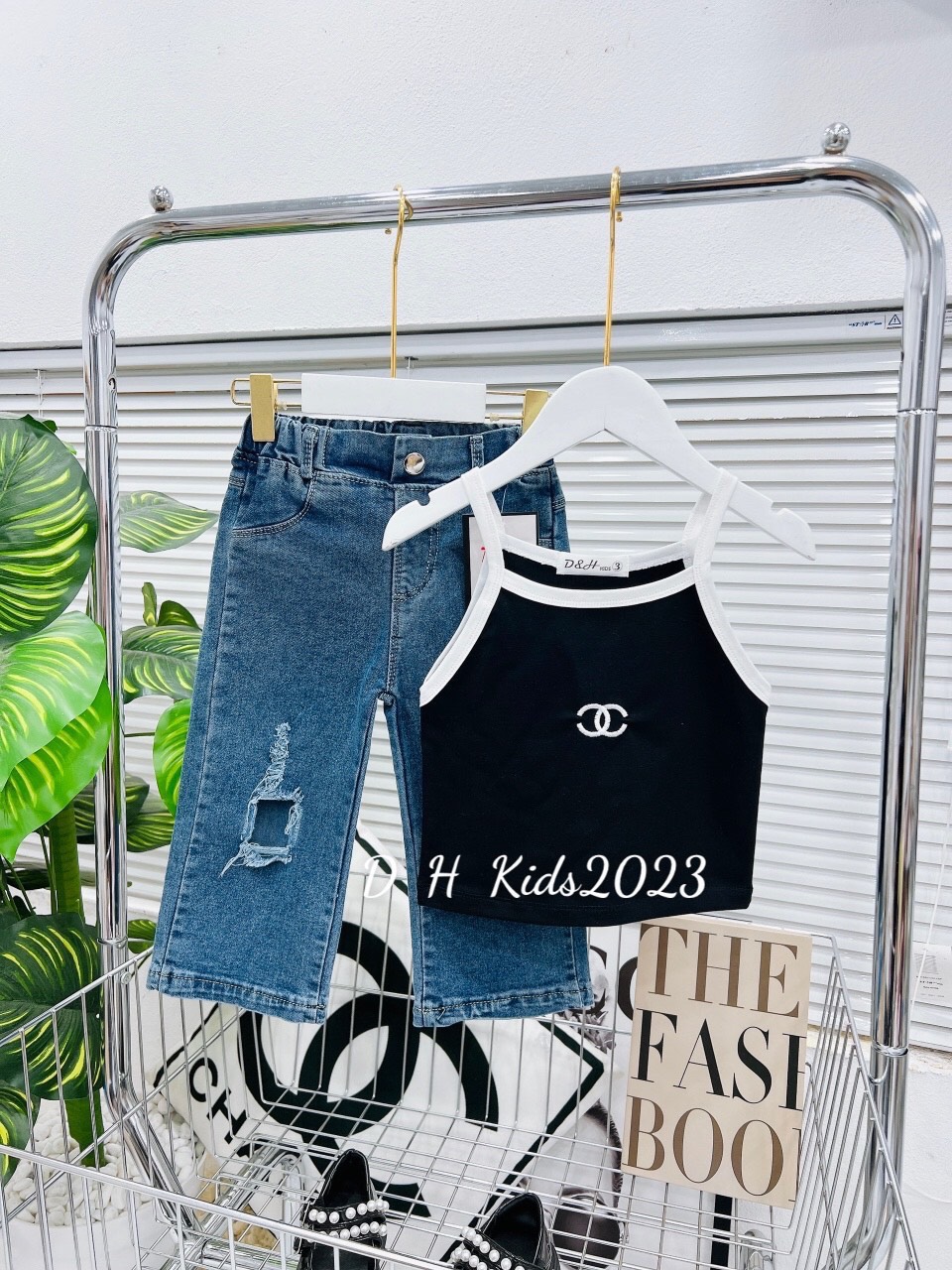 Bộ áo dây yếm cnel quần bò rách dh bé gái