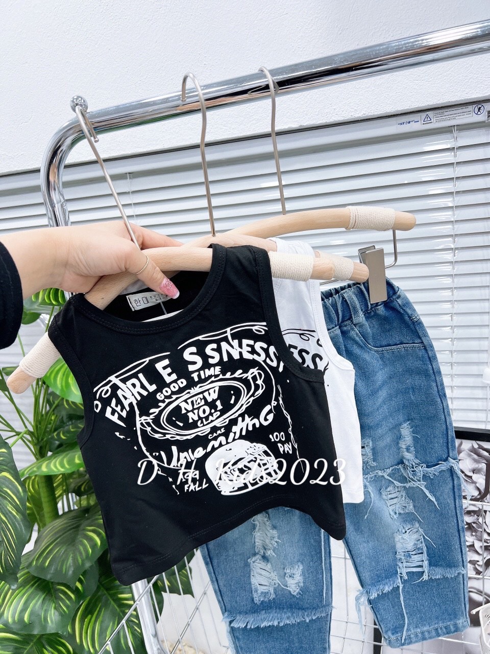 Bộ áo new.no quần bò rách bé (hàng shop)