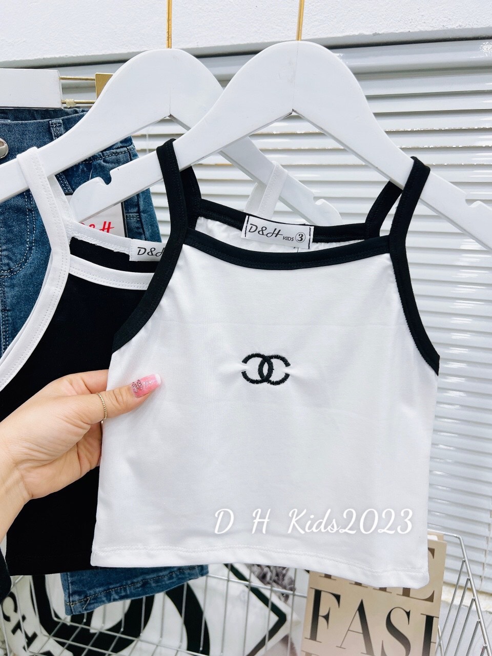 Bộ áo dây yếm cnel quần bò rách dh bé gái