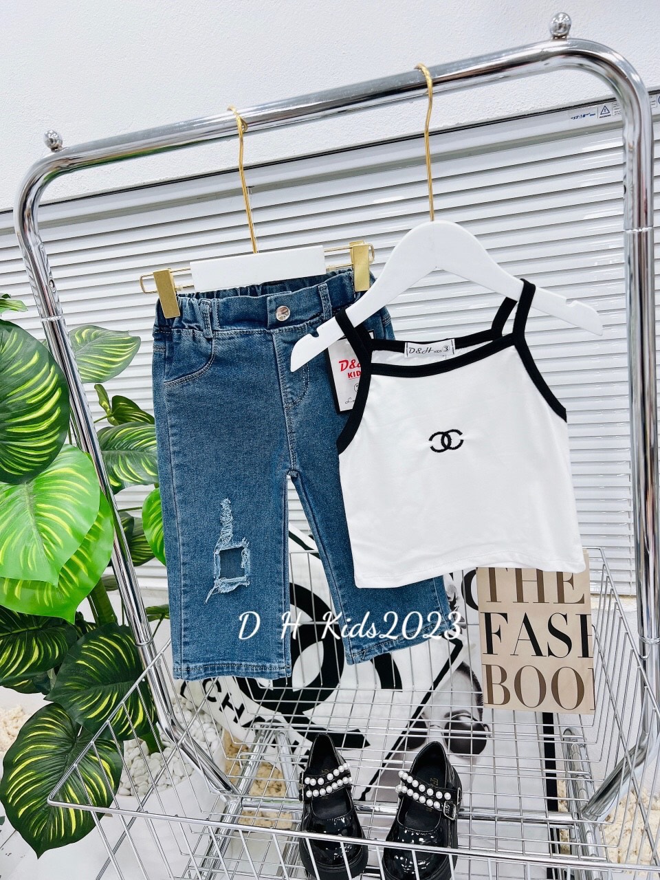 Bộ áo dây yếm cnel quần bò rách dh bé gái