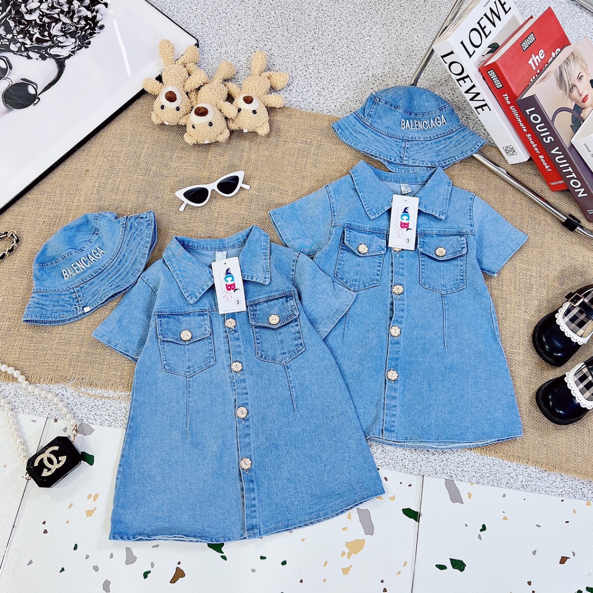 Váy bò chữ a kèm mũ bé gái( hàng shop)