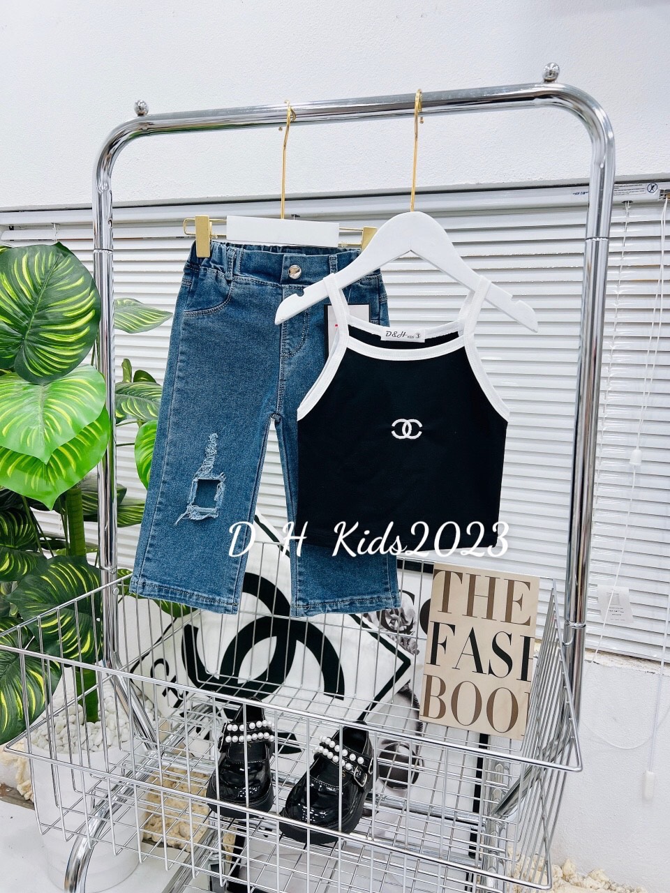 Bộ áo dây yếm cnel quần bò rách dh bé gái