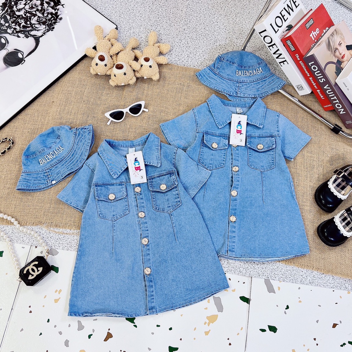 Váy bò chữ a kèm mũ bé gái( hàng shop)