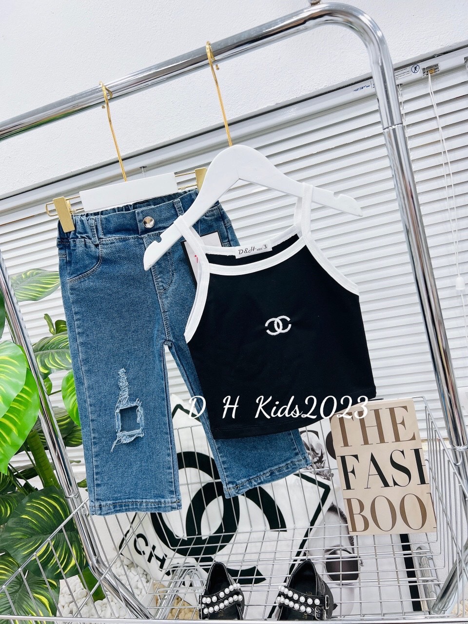 Bộ áo dây yếm cnel quần bò rách dh bé gái