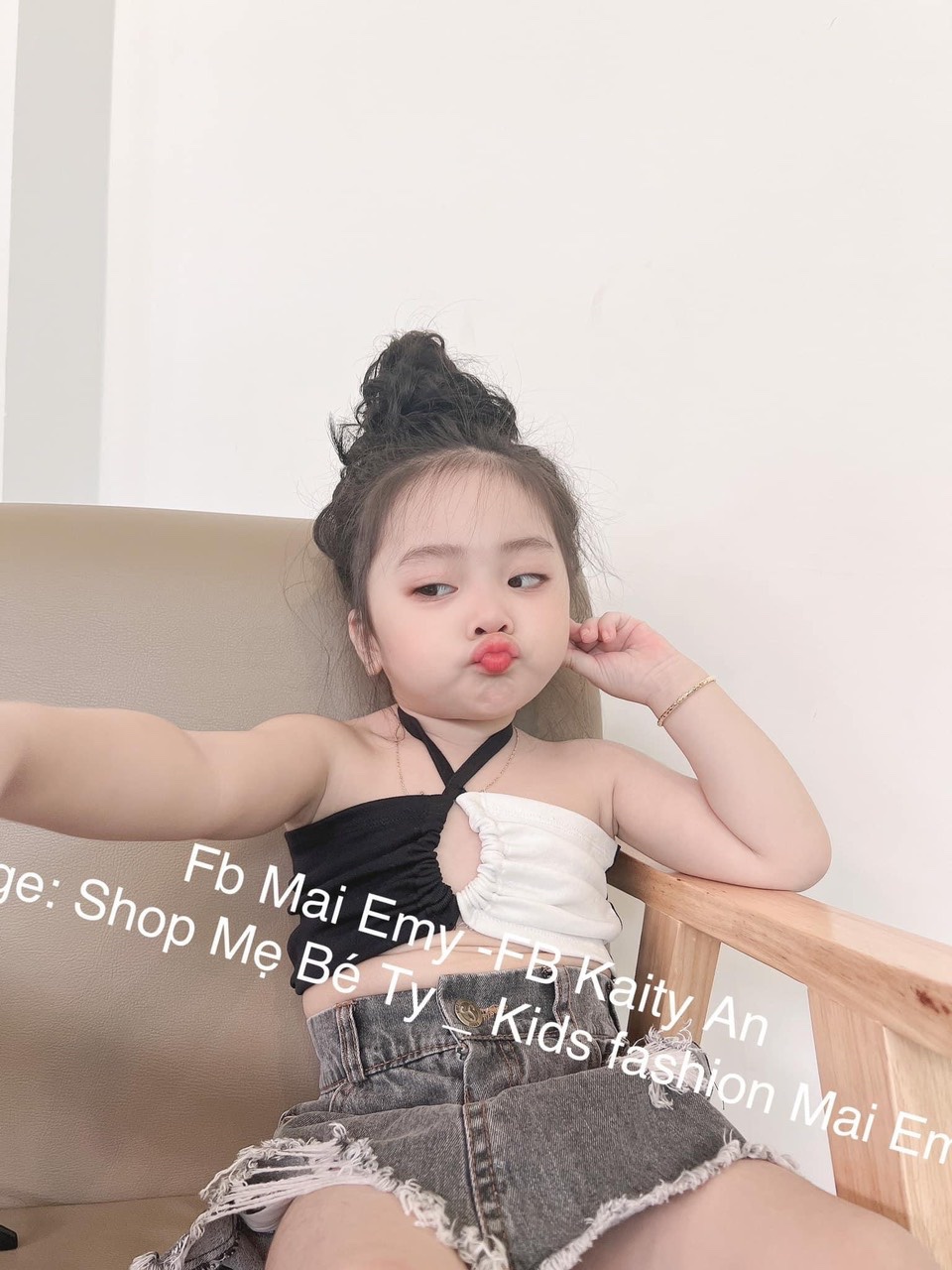 ￼bg35- sét bộ áo dây phối đen trắng cv bò khói cho bé