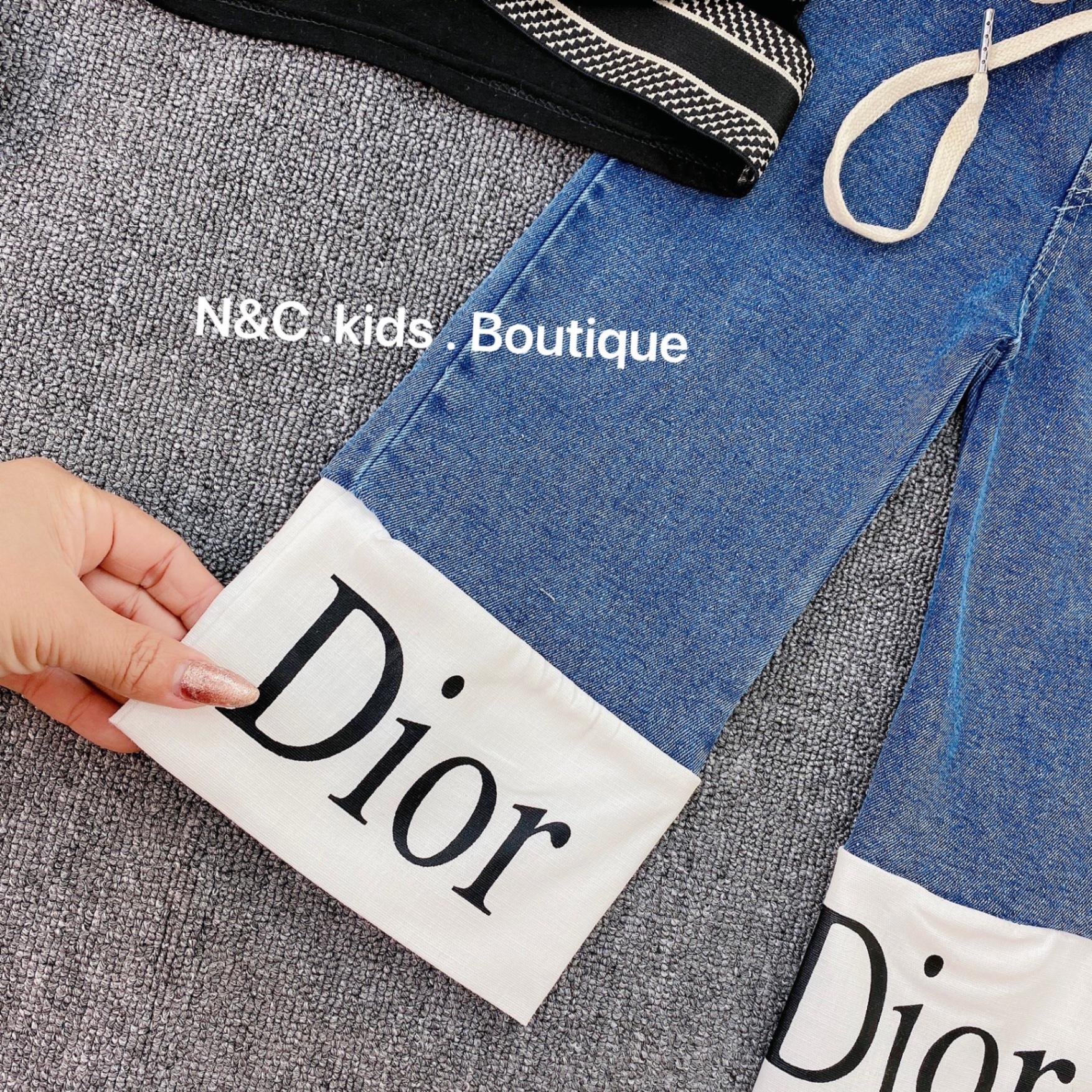￼bg52- sét 3chi tiết croptop quần bò đi o NC cho bé
