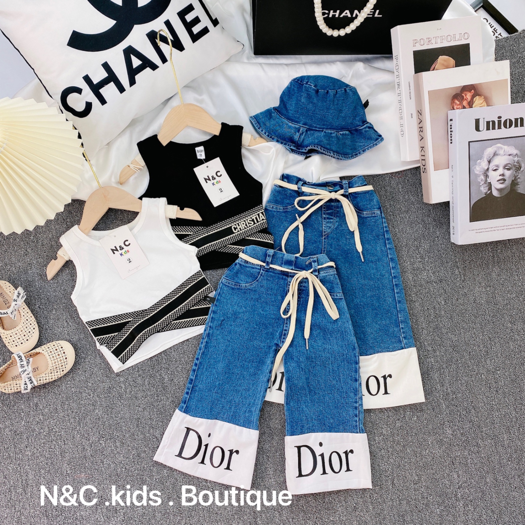 ￼bg52- sét 3chi tiết croptop quần bò đi o NC cho bé