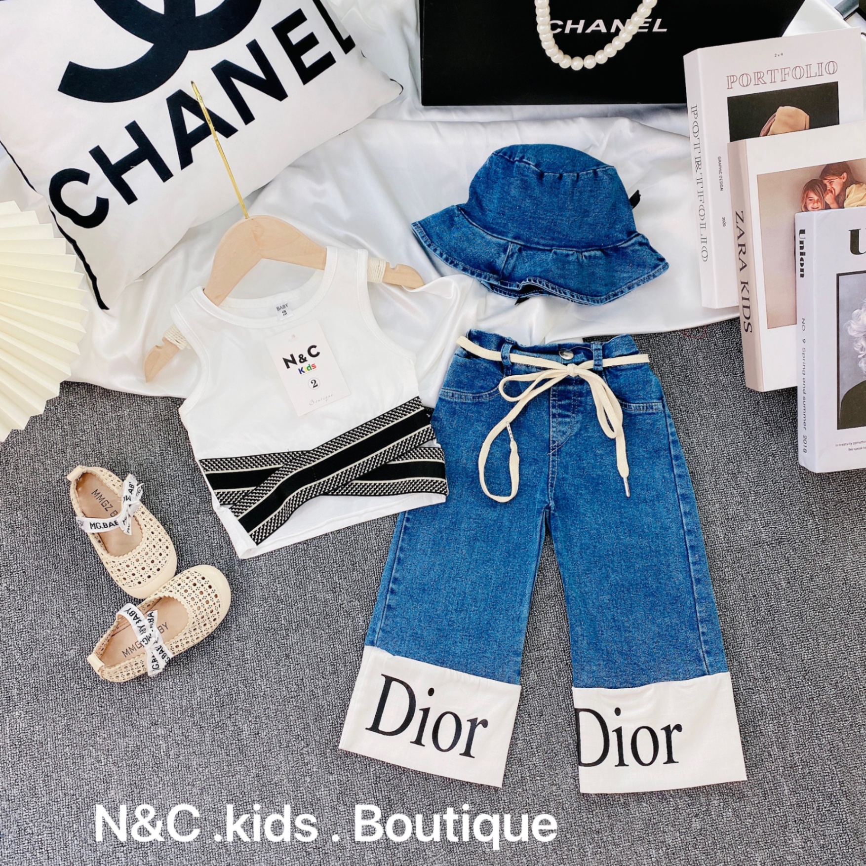 ￼bg52- sét 3chi tiết croptop quần bò đi o NC cho bé