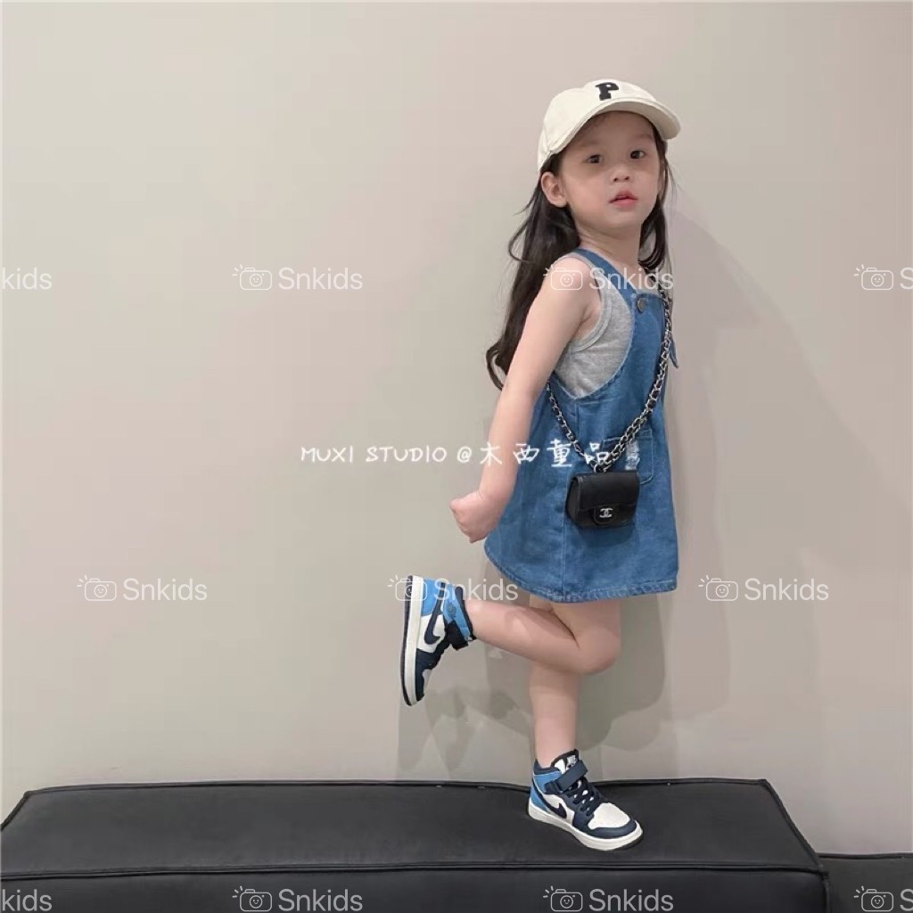 ￼bg78- yếm bò xanh kèm áo xám SN bé gái
