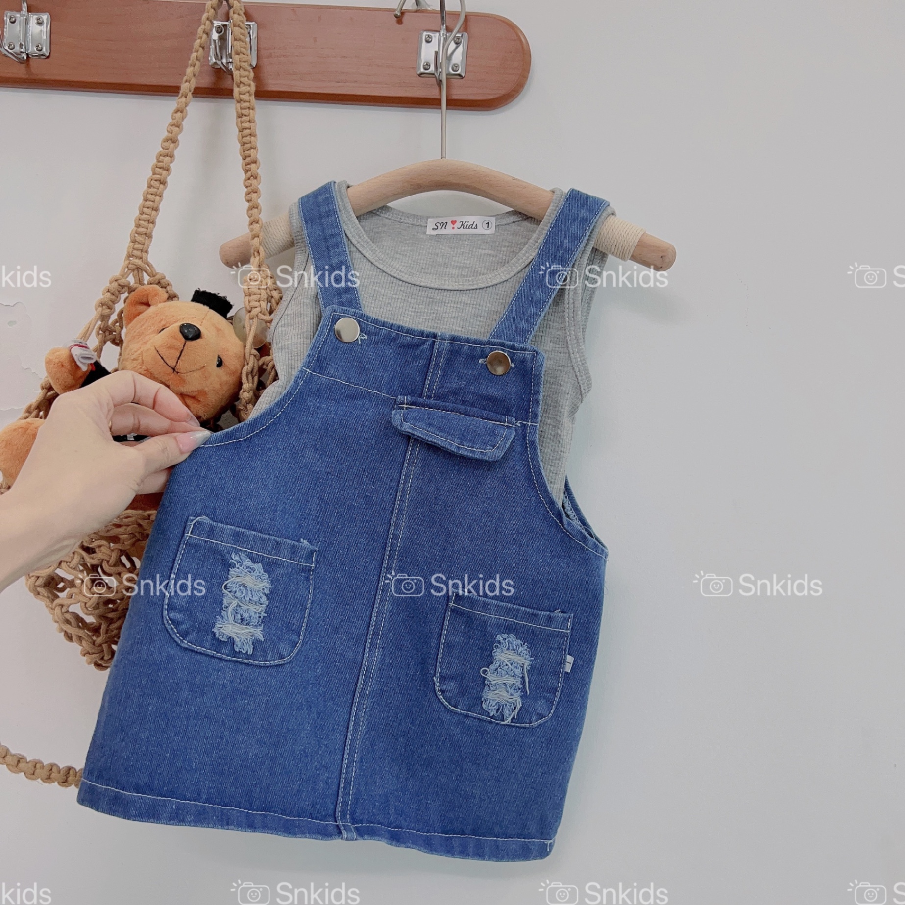 ￼bg78- yếm bò xanh kèm áo xám SN bé gái