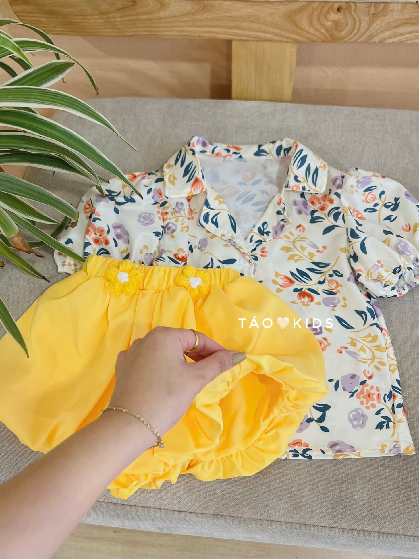 ￼bg87- bộ áo hoa cổ vest quần bồng bé gái