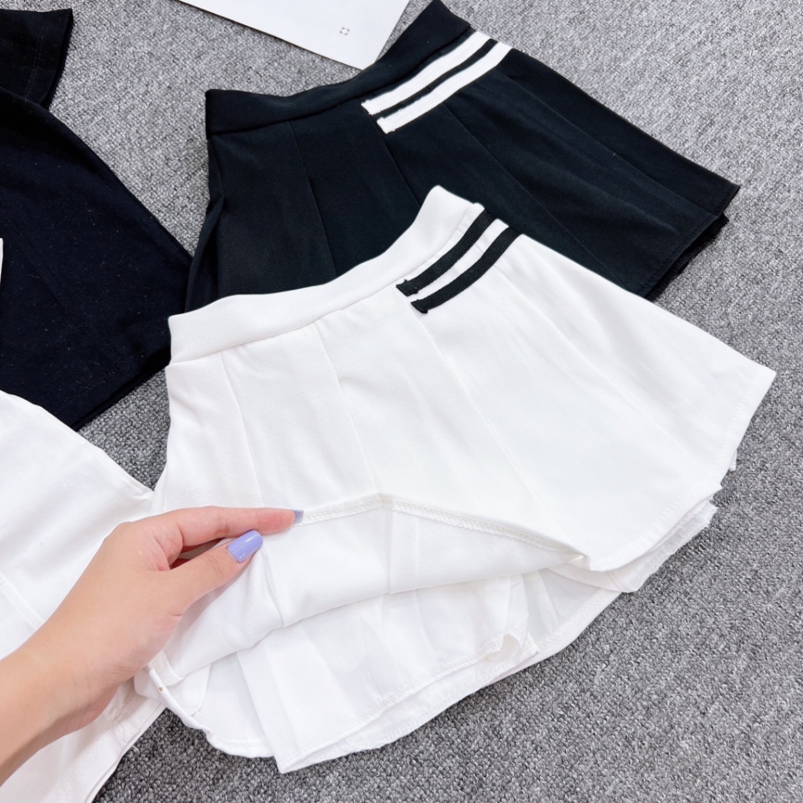 ￼bg202- bộ áo cotton chân váy xếp ly đen trắng tm bé gái