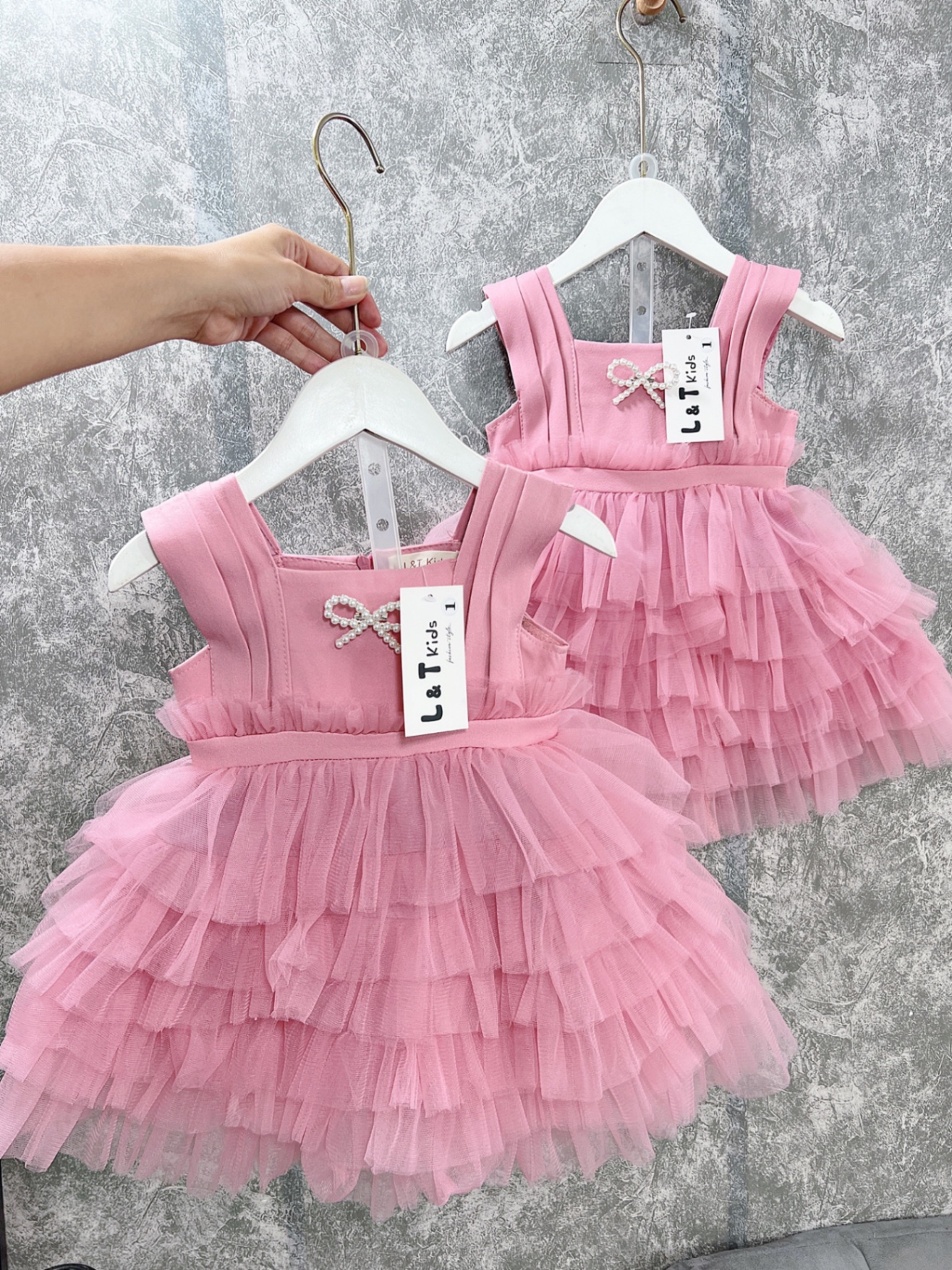 váy hồng tầng ren đẹp bé gái