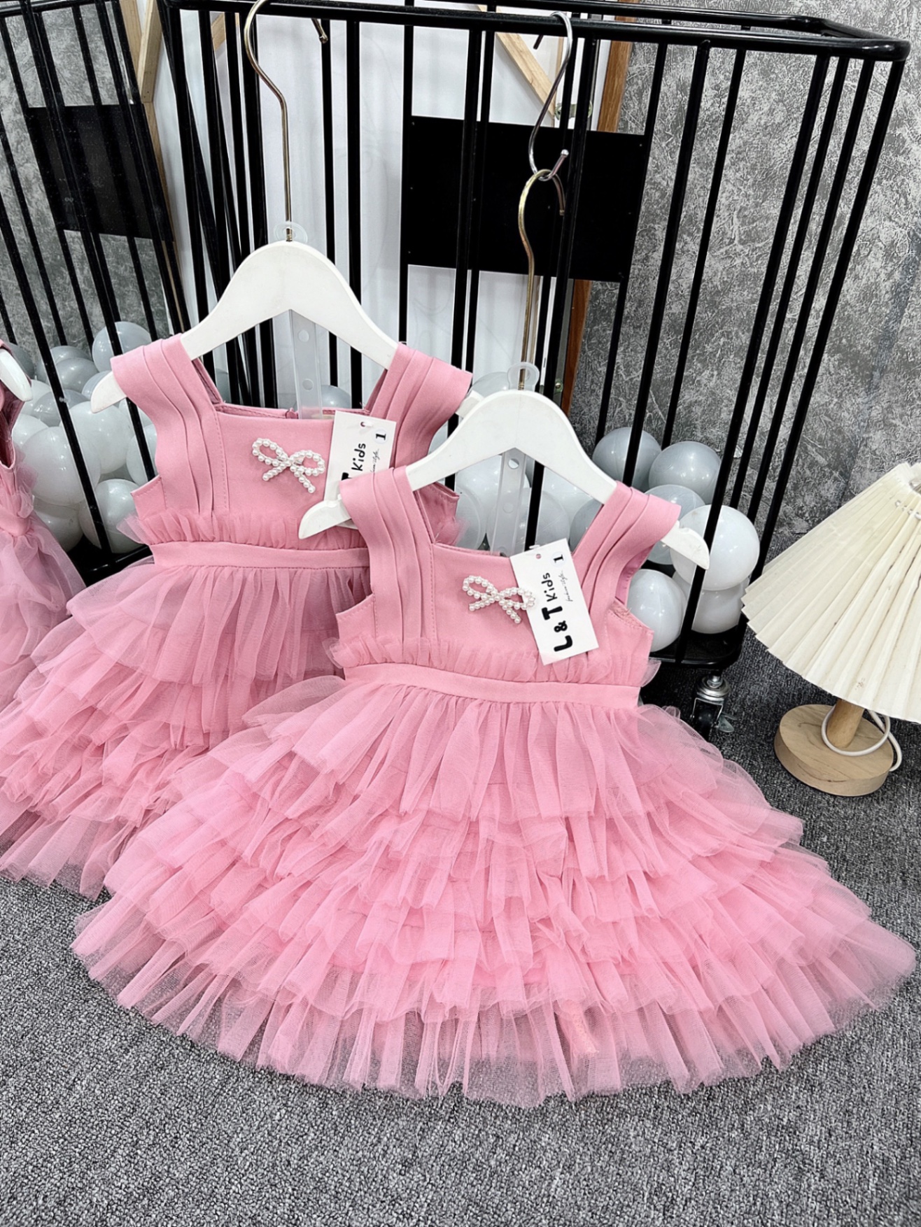 váy hồng tầng ren đẹp bé gái