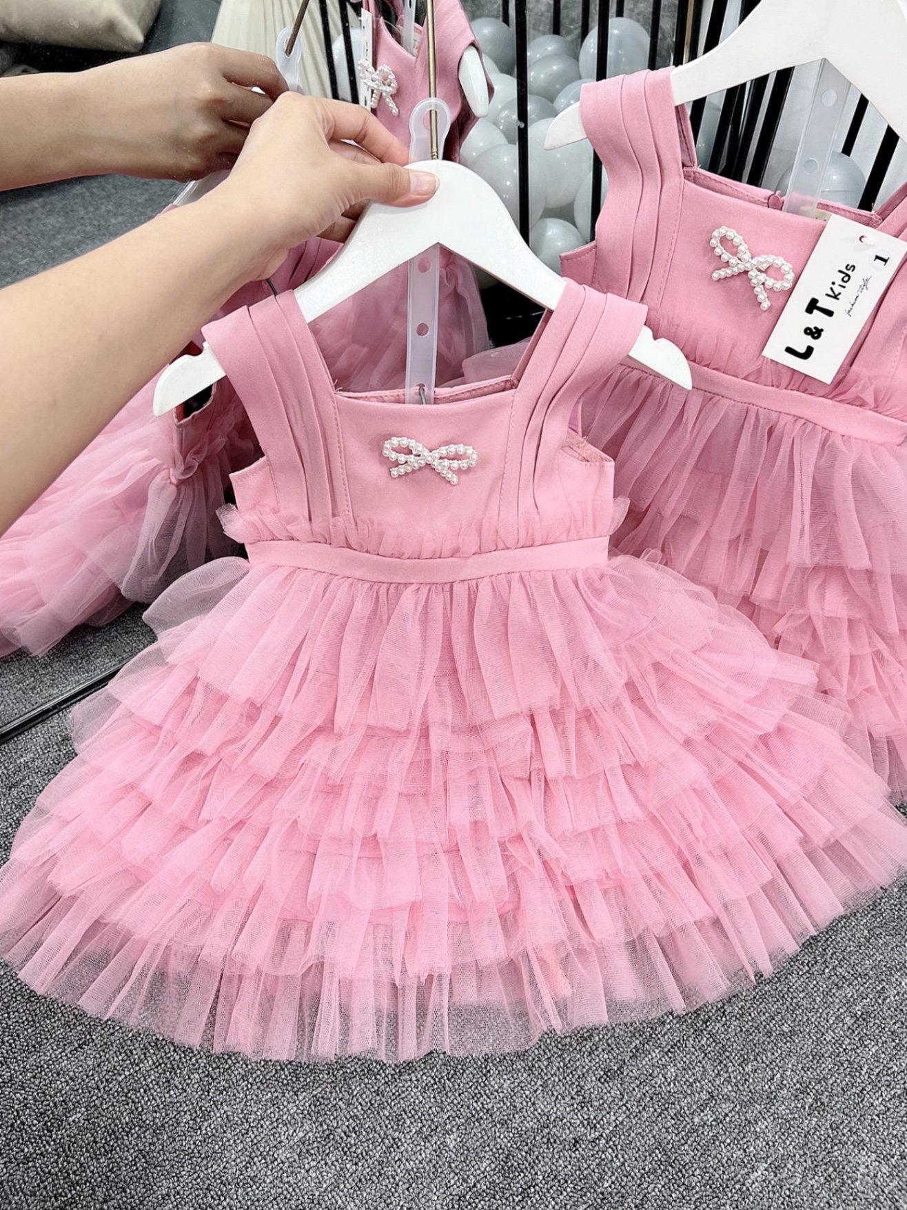 váy hồng tầng ren đẹp bé gái