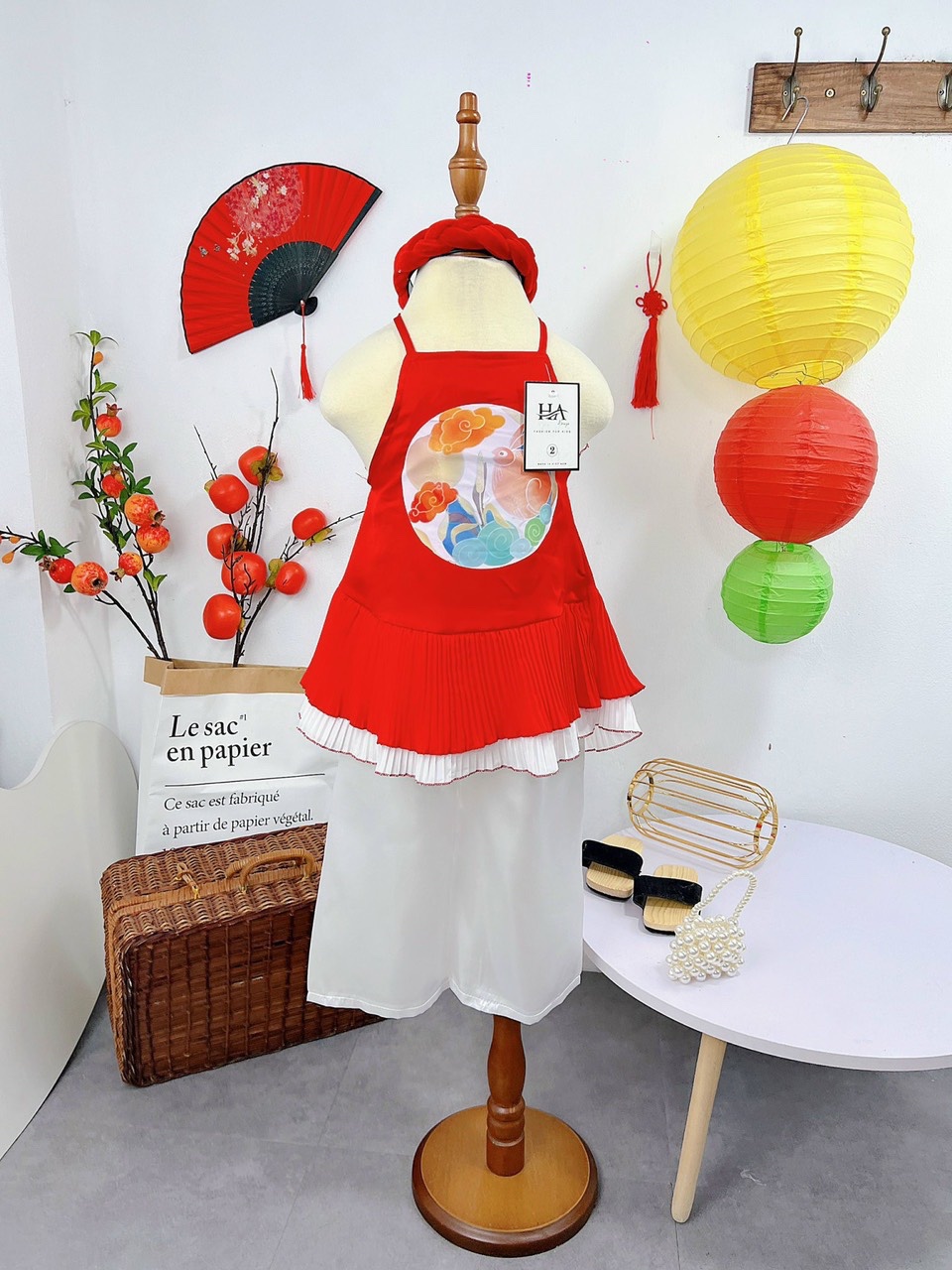 Áo yếm đỏ quần lụa bé gái kèm xược