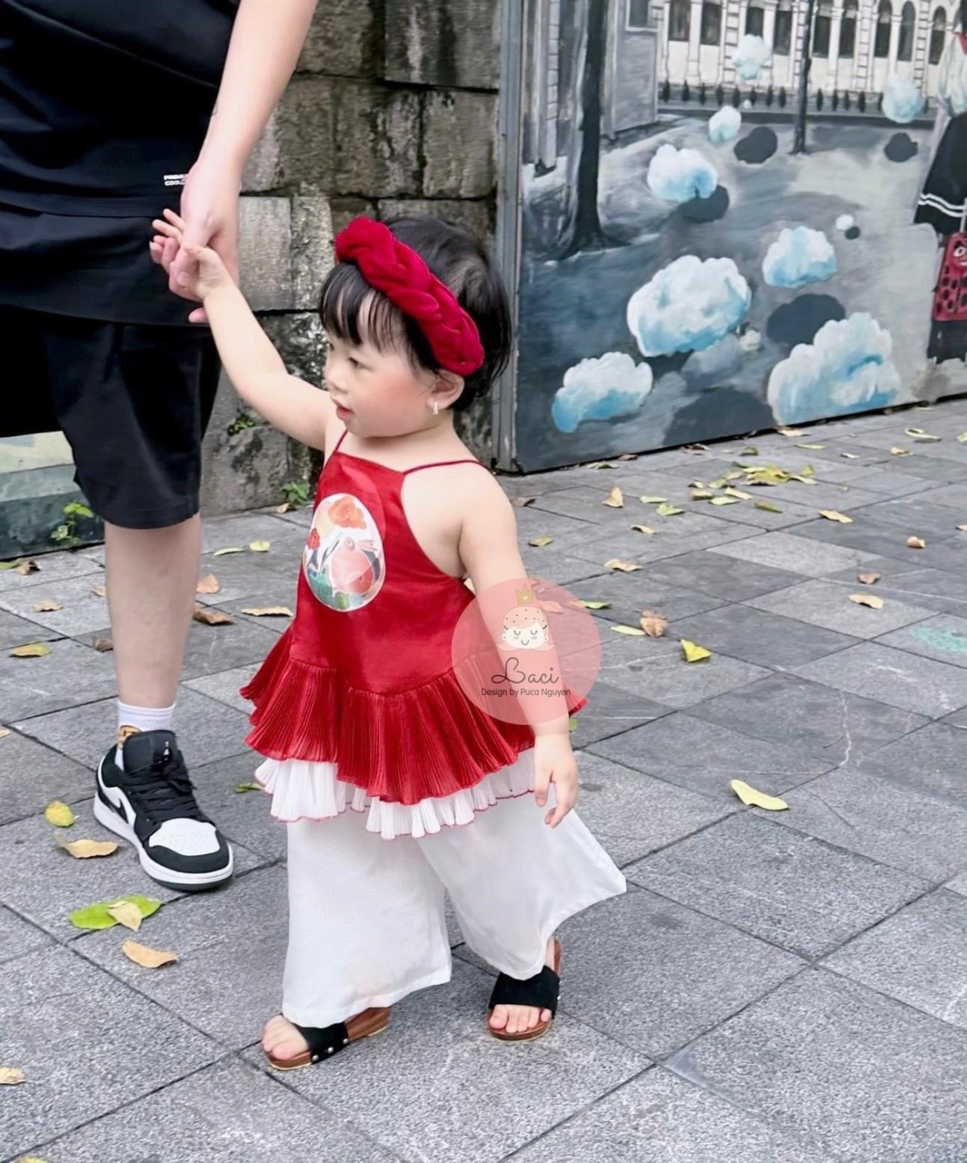 Áo yếm đỏ quần lụa bé gái kèm xược
