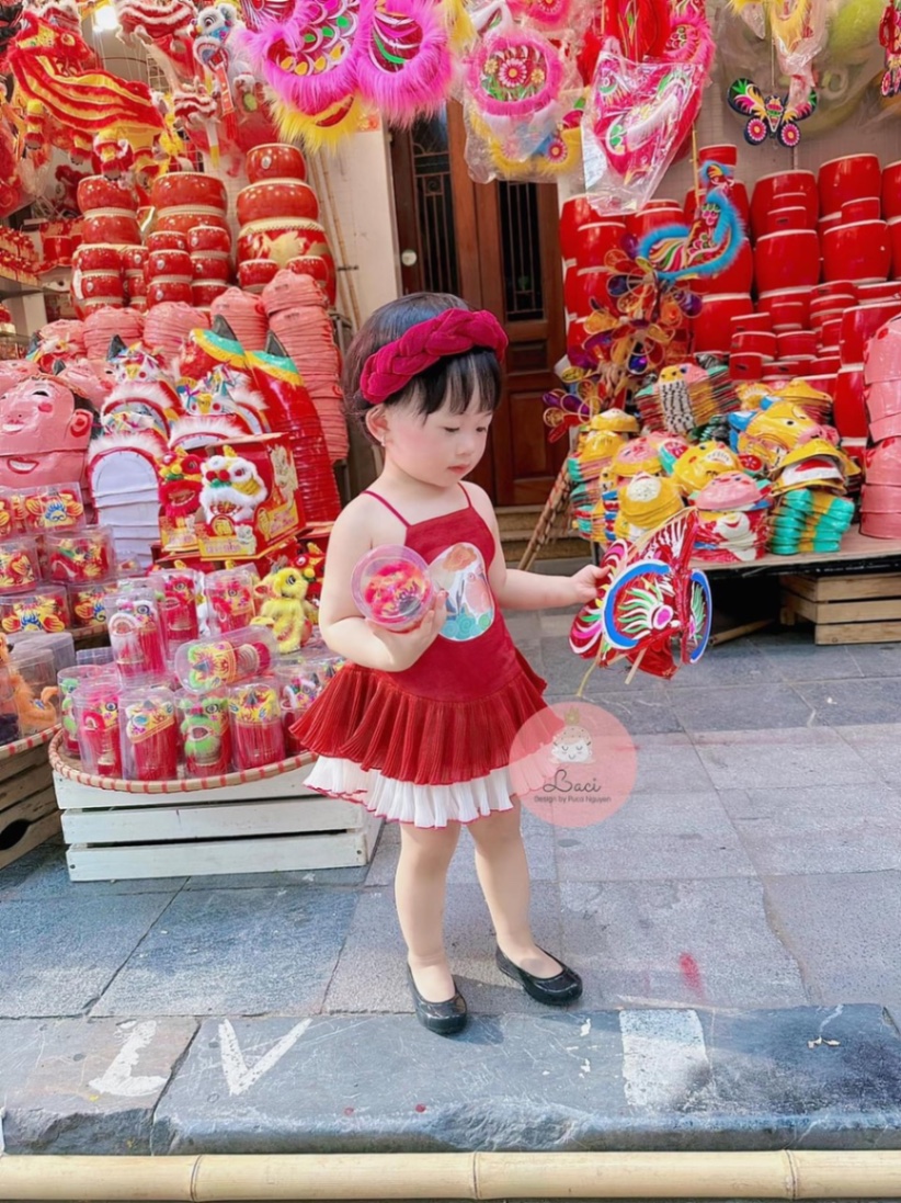 Áo yếm đỏ quần lụa bé gái kèm xược
