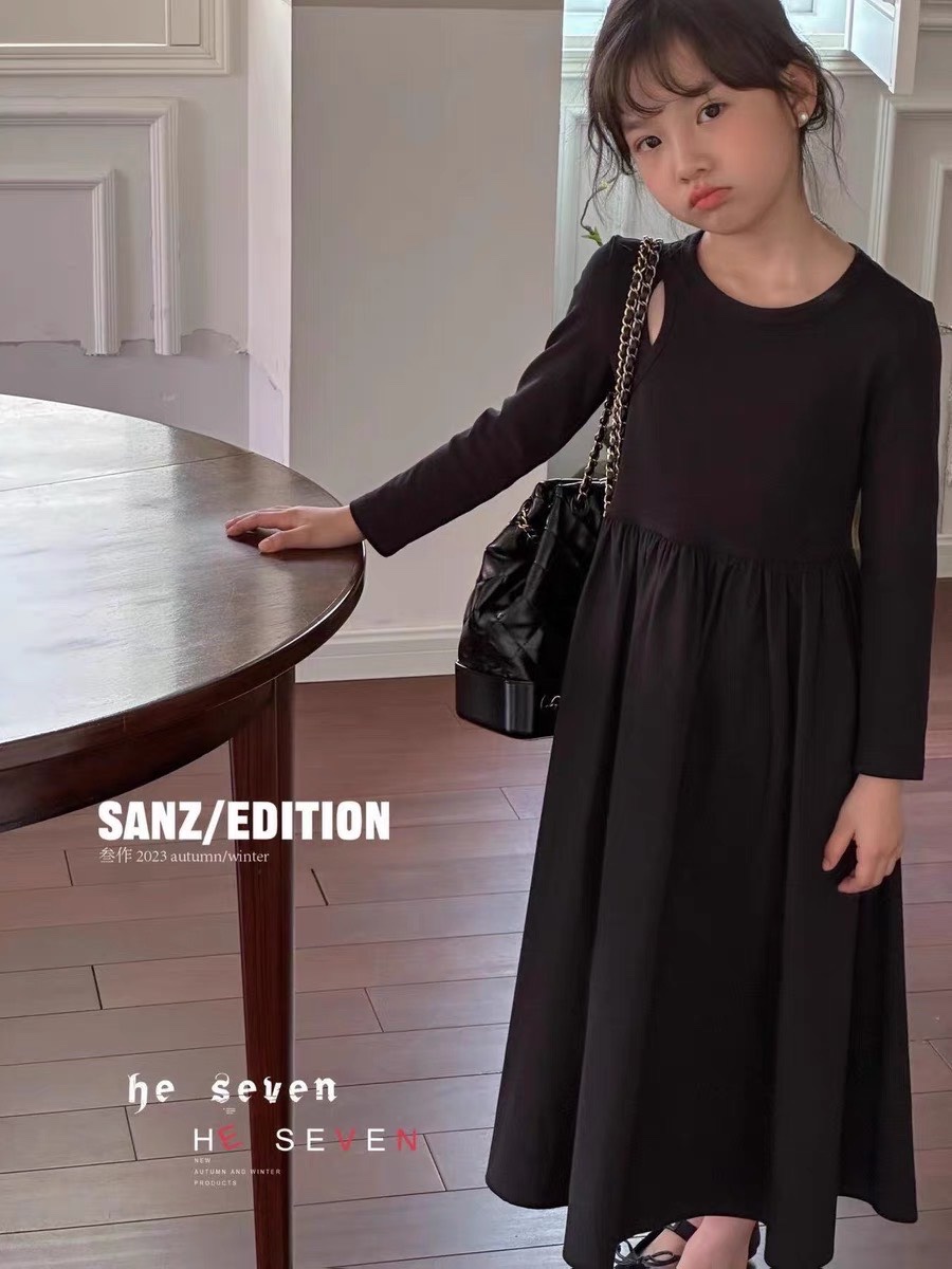 Bg721- váy đen kẻ dài tay sn cho bé