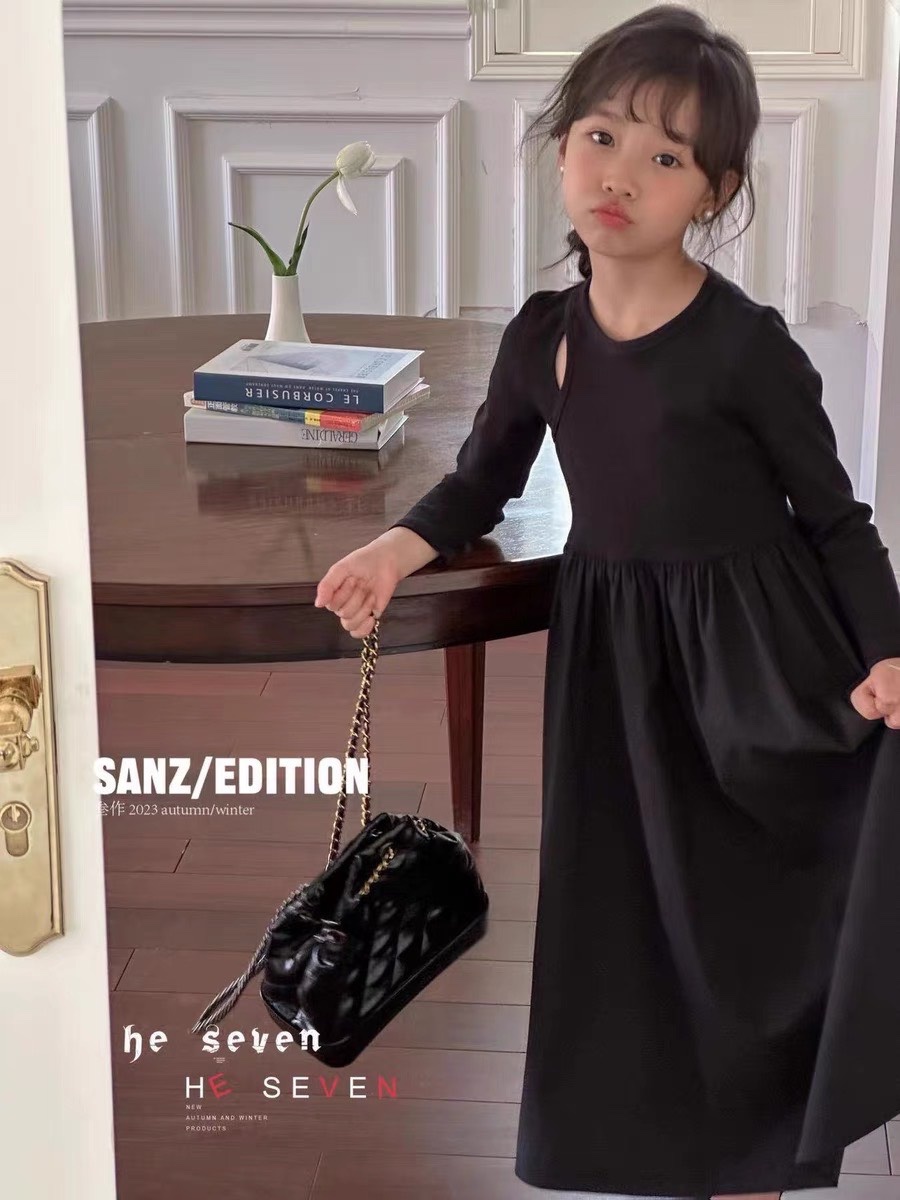 Bg721- váy đen kẻ dài tay sn cho bé