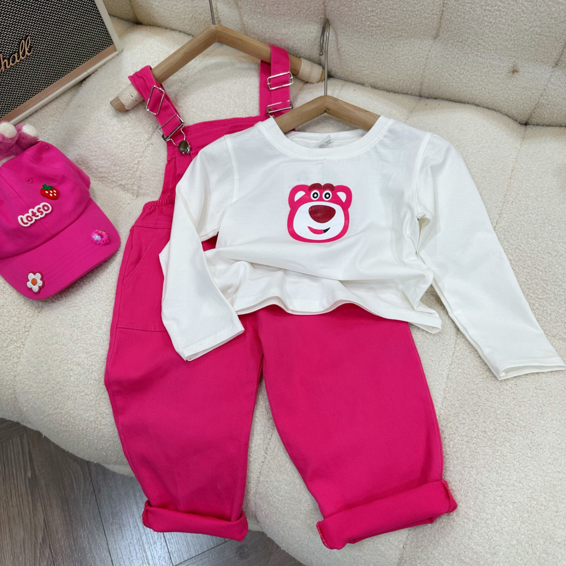Bg722- sét yếm kaki hồng kèm áo cotton gấu dâu dài tay sn bé gái