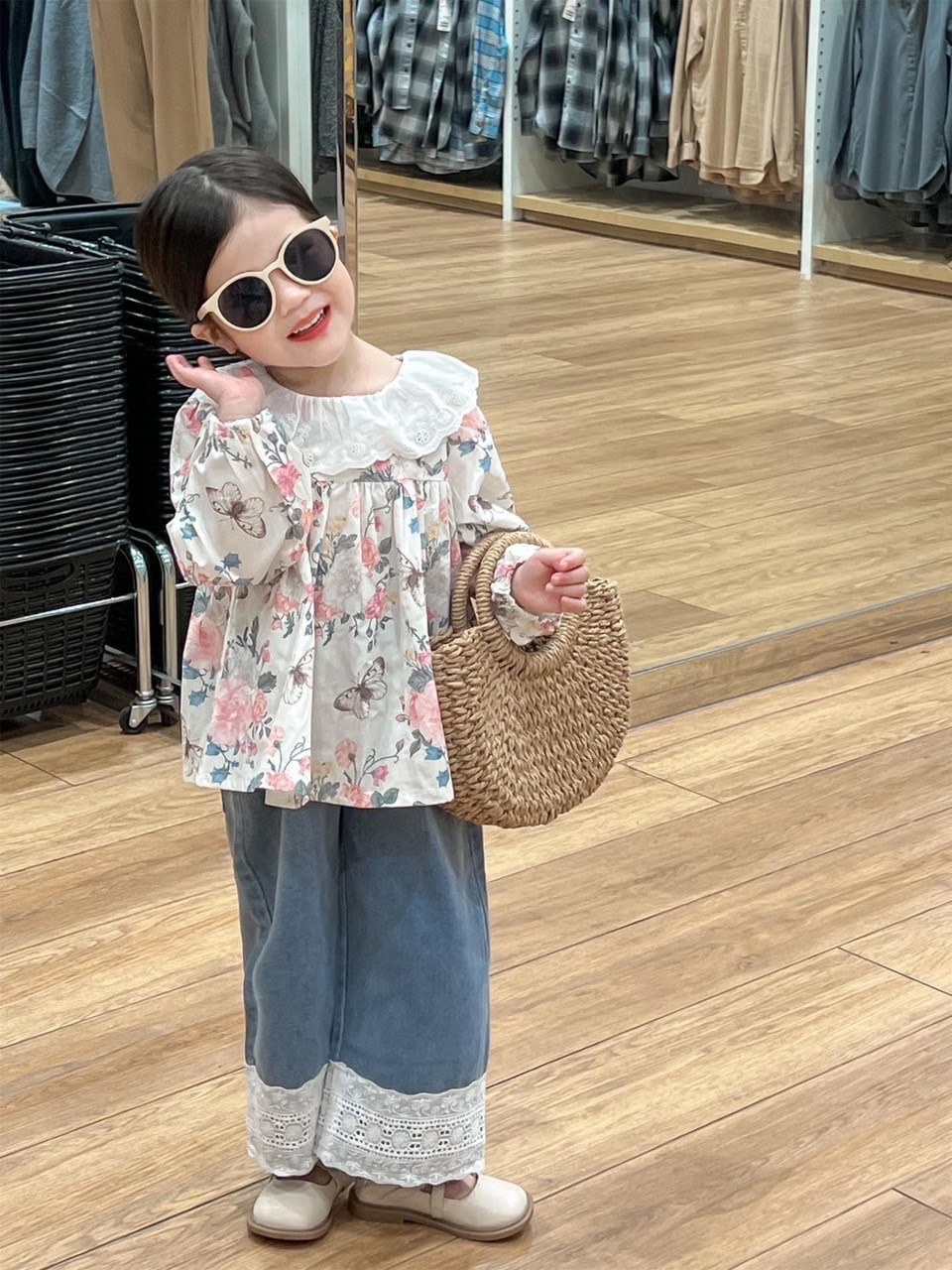 Sét áo hoa cổ tròn quần bò xuông chân ren