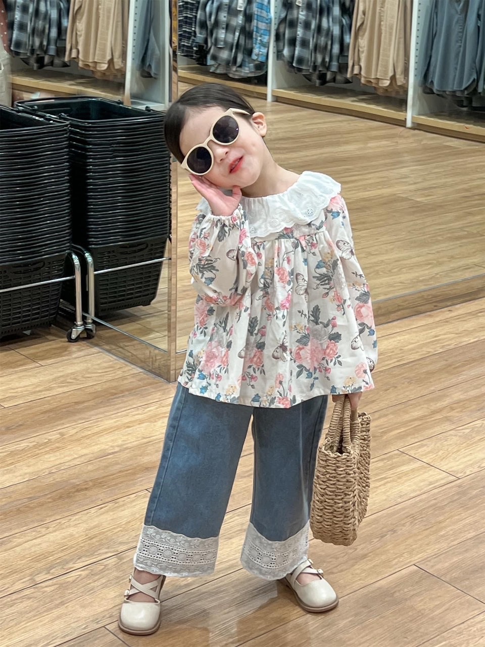 Sét áo hoa cổ tròn quần bò xuông chân ren