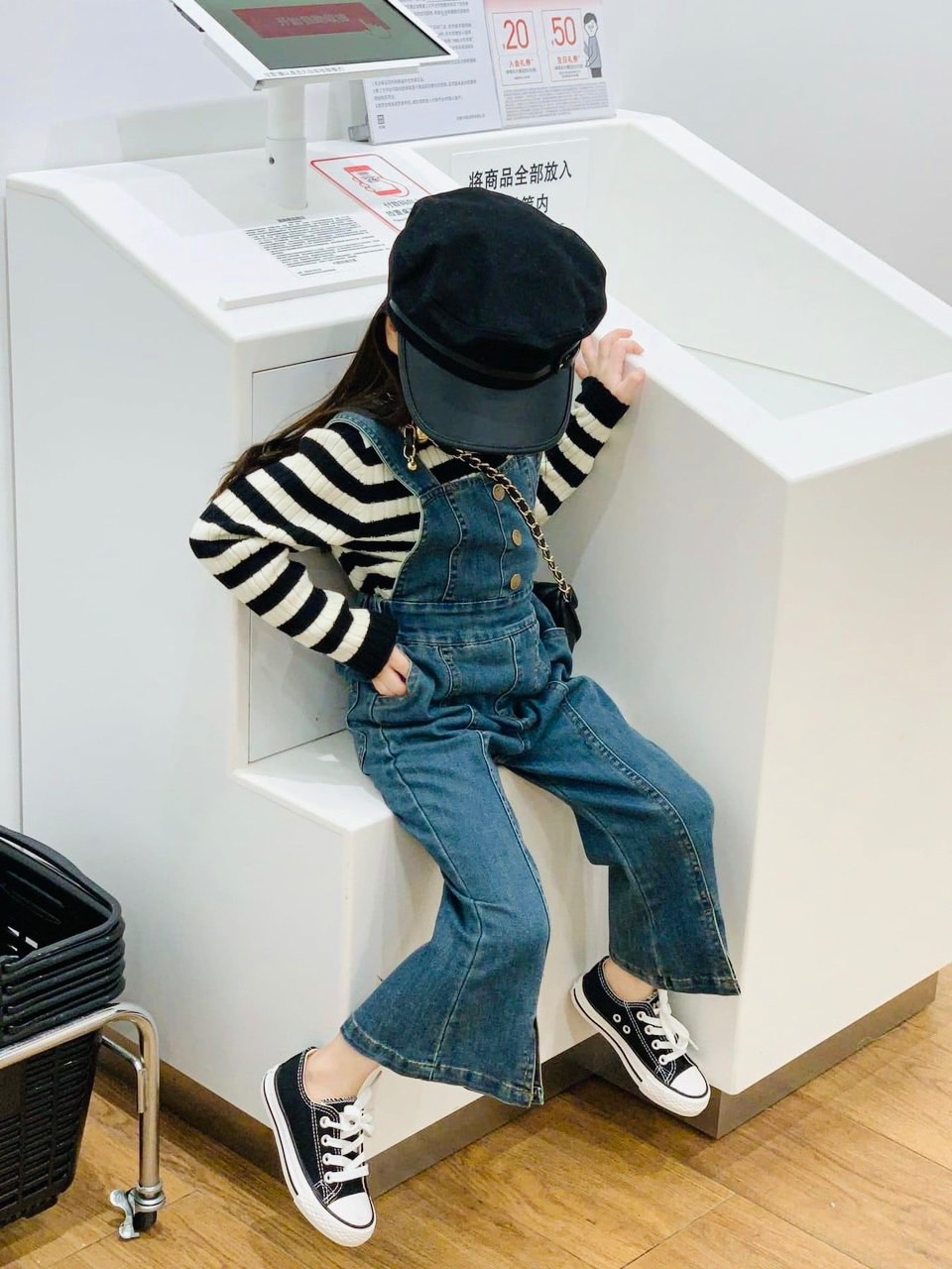 Yếm bò xanh kèm áo kẻ mt cho bé