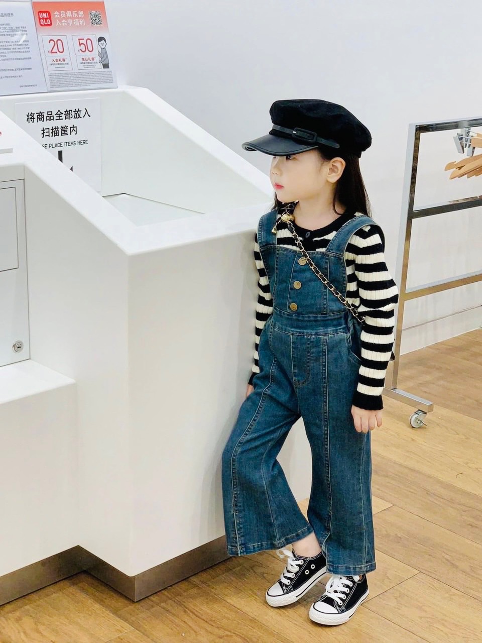 Yếm bò xanh kèm áo kẻ mt cho bé