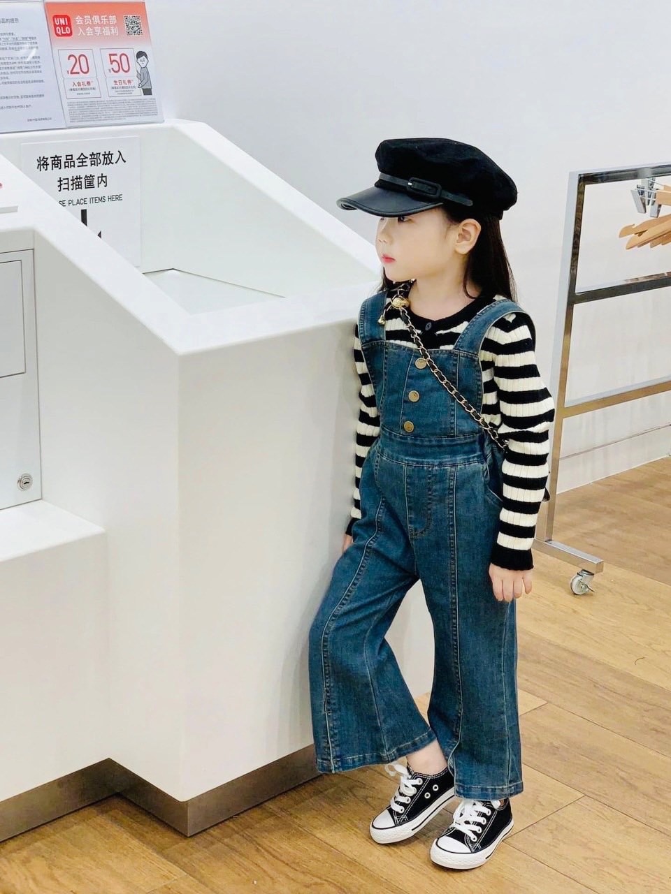 Yếm bò xanh kèm áo kẻ mt cho bé