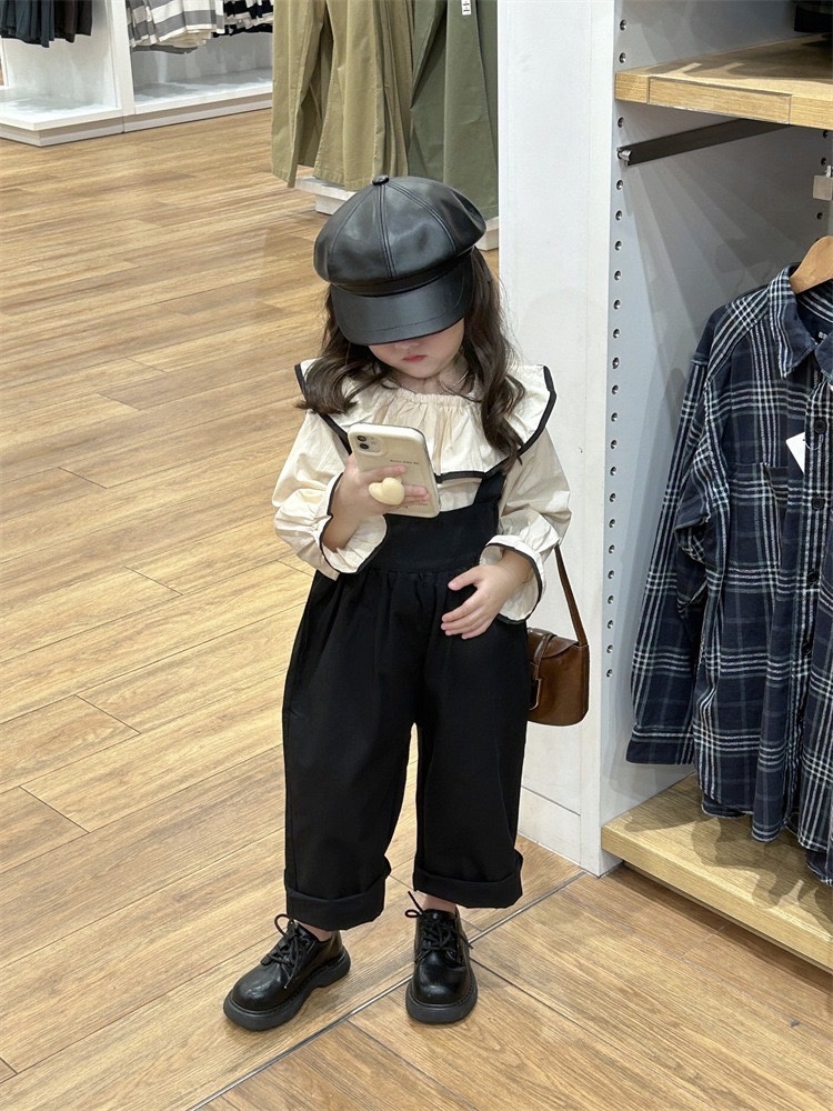 sét áo sơ mi cổ tròn kèm yếm đen bé gái