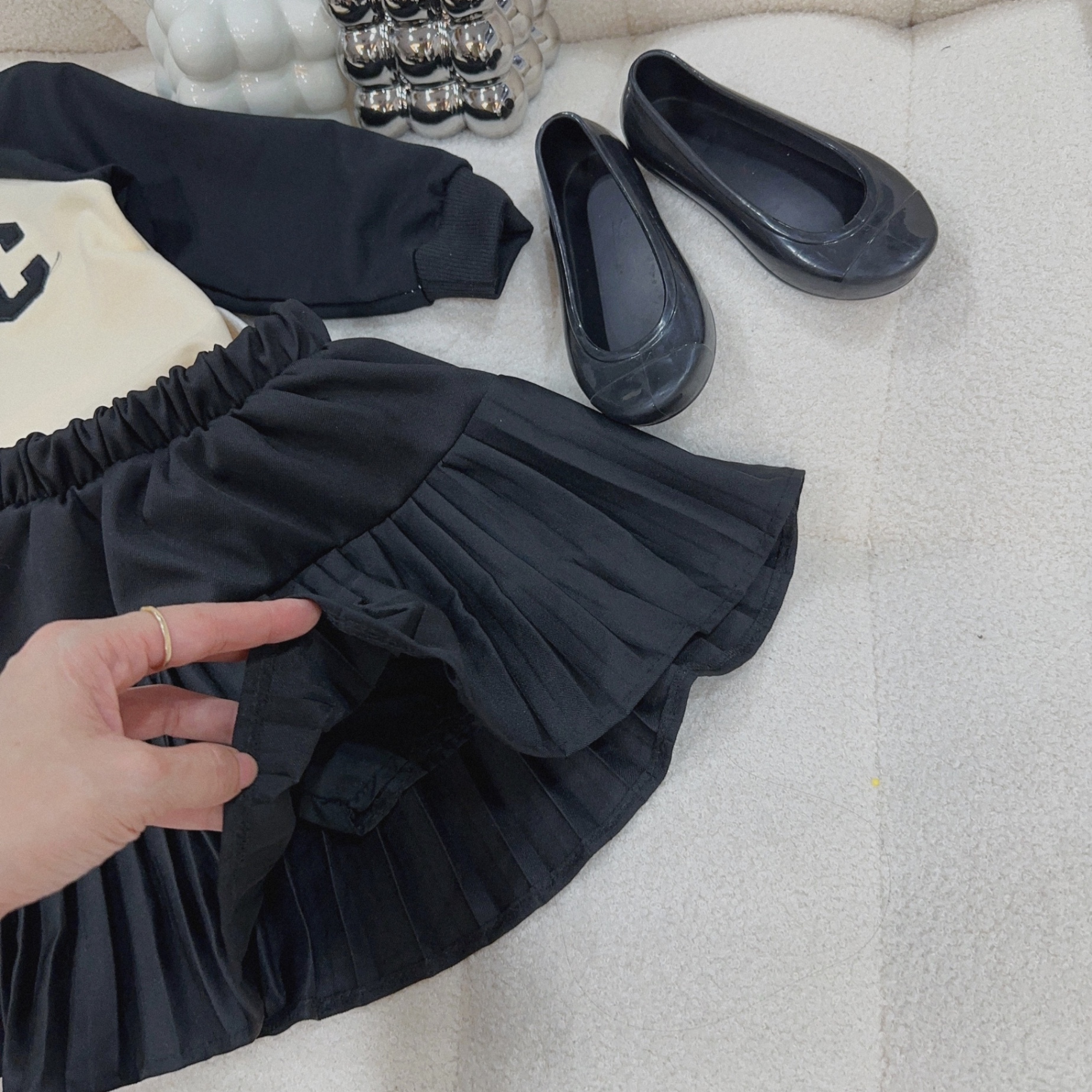 Bộ áo chữ c chân váy đen xếp ly bé gái