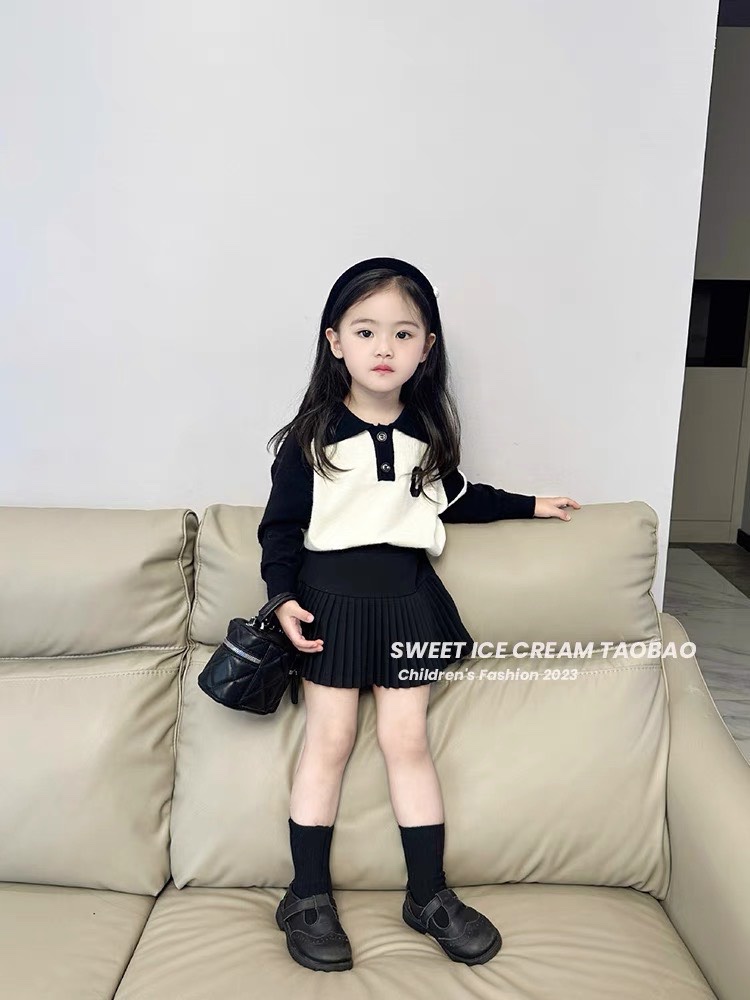 Bộ áo chữ c chân váy đen xếp ly bé gái