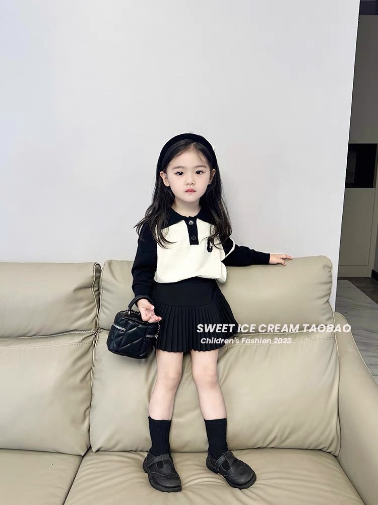 Bộ áo chữ c chân váy đen xếp ly bé gái