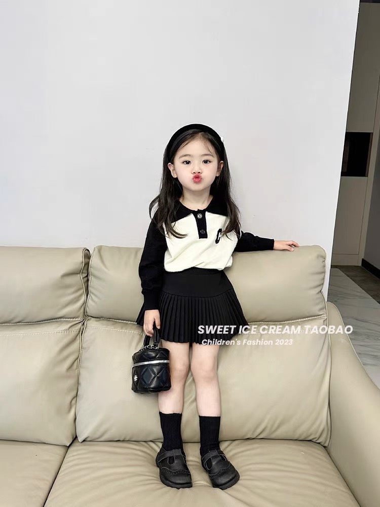 Bộ áo chữ c chân váy đen xếp ly bé gái