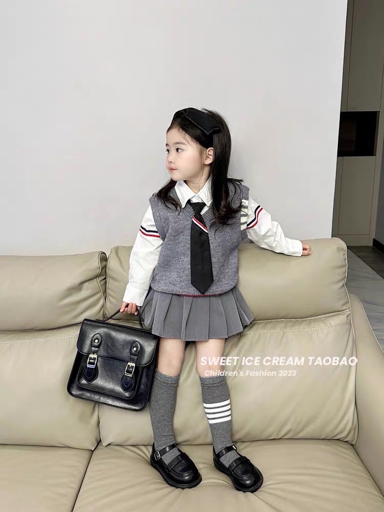 Sét 3 chi tiết áo gile tăm nhung ghi cho bé