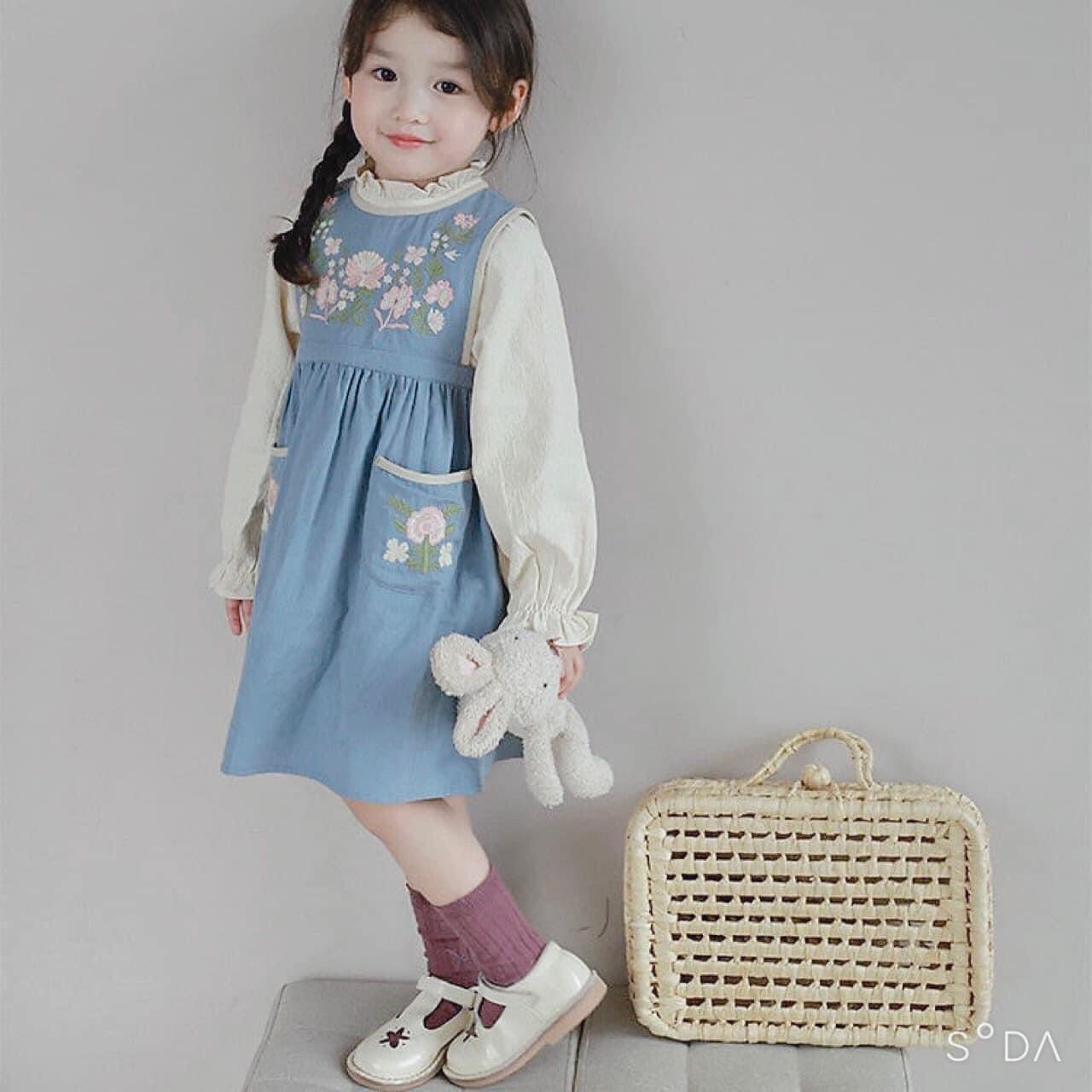 váy xanh thêu hoa phối tay sơ mi cho bé