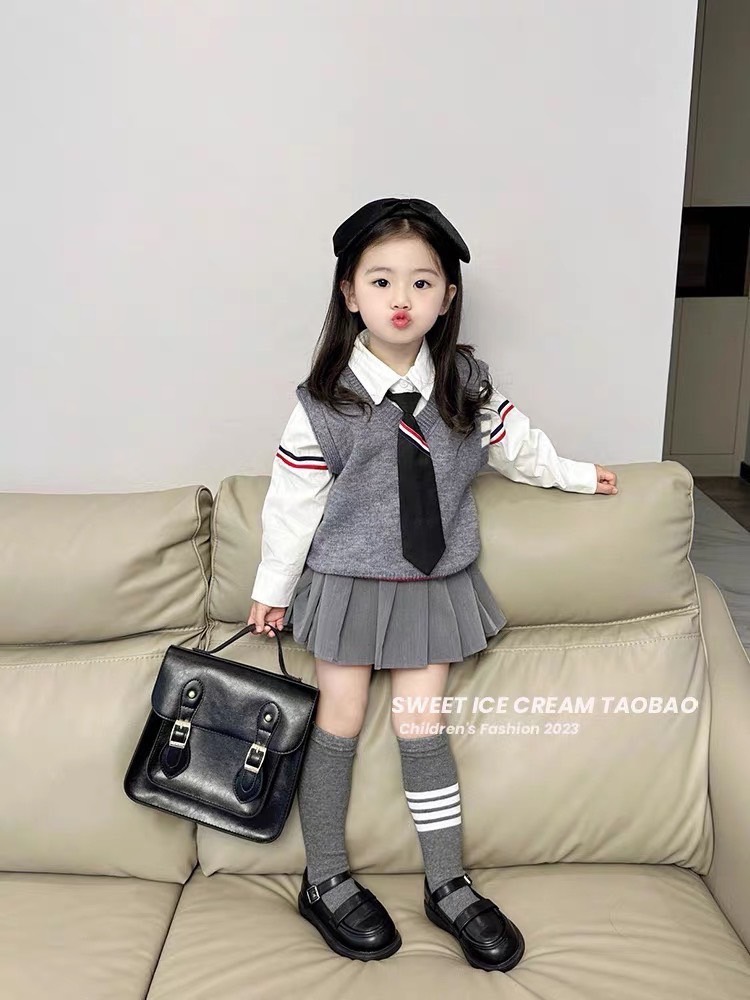 Sét 3 chi tiết áo gile tăm nhung ghi cho bé