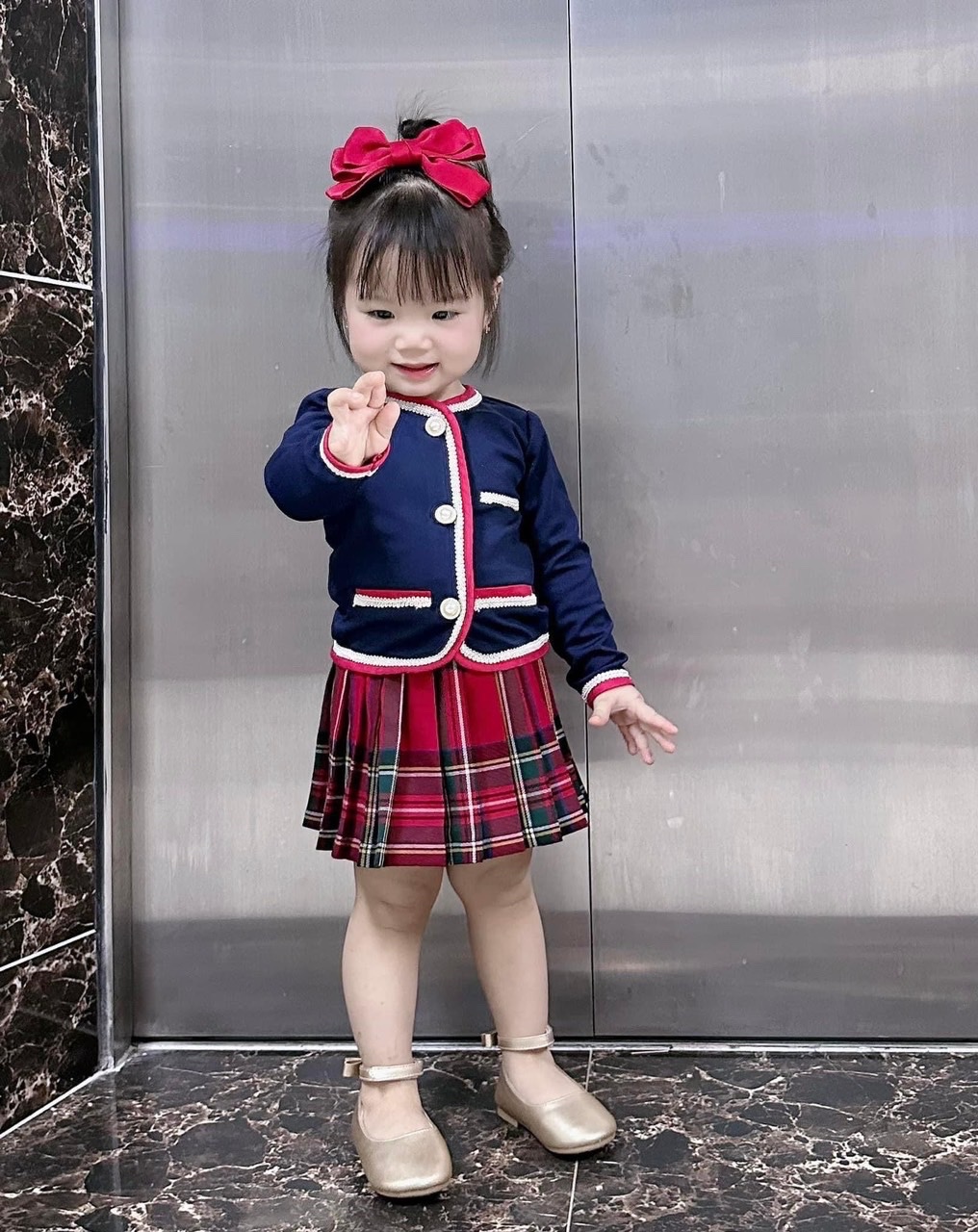 L2SÉT ÁO CÚC NGỌC XANH THAN CV KẺ CARO ĐỎ CHO BÉ