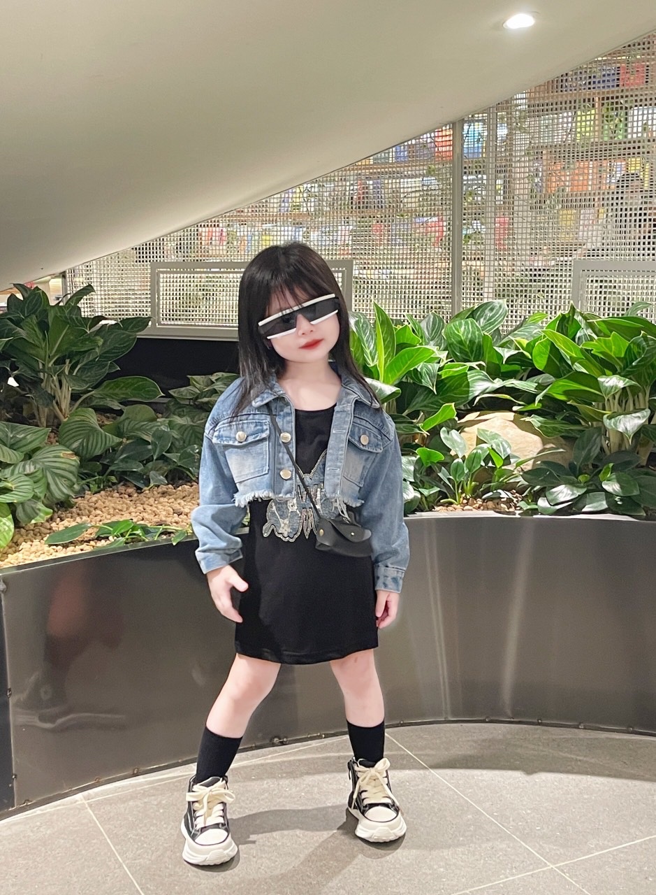 Sét váy bướm đen kèm áo bò cho bé