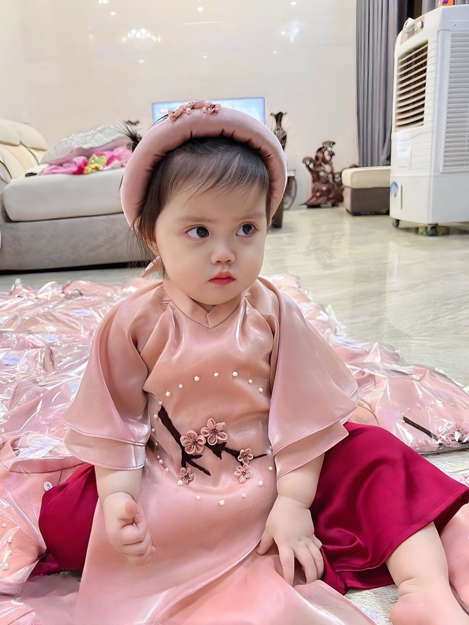Sét áo dài hồng hoa đào kèm mấn cho bé