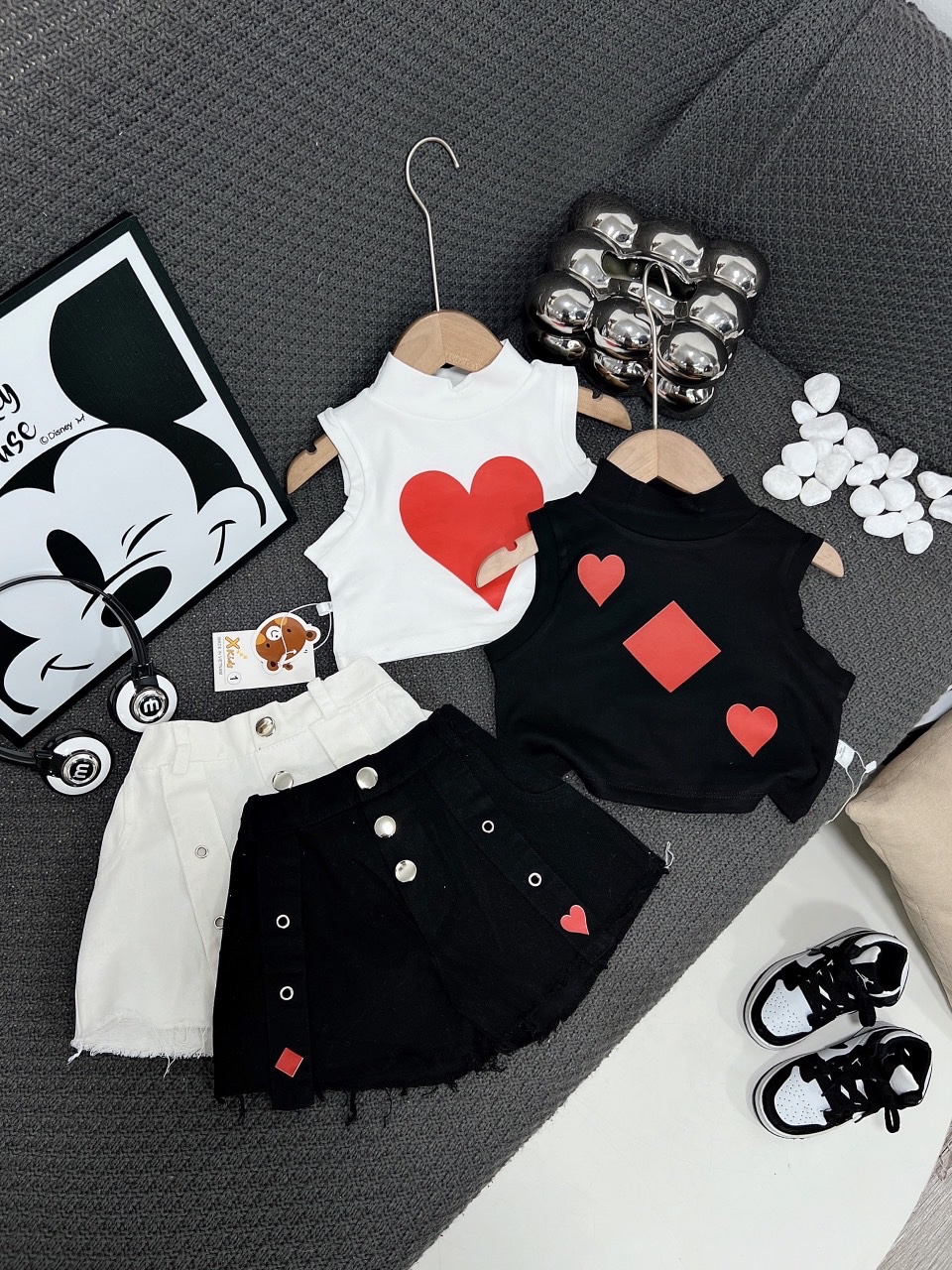 Bộ áo croptop tú lơ khơ quần kaki cho bé