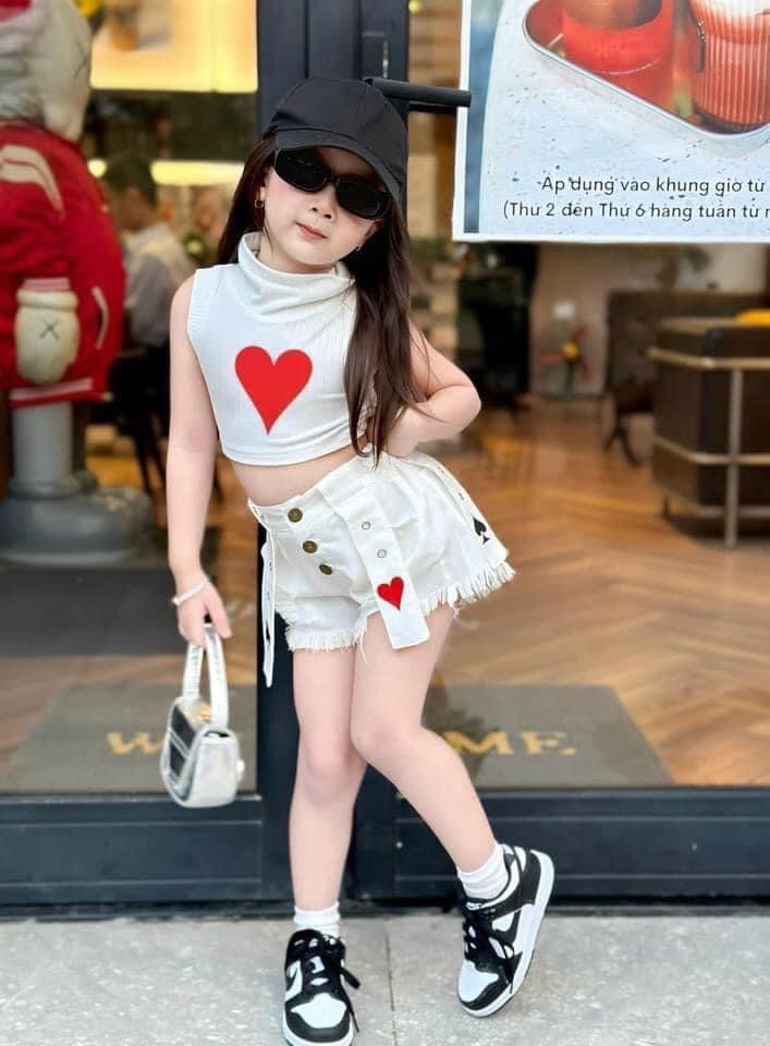 Bộ áo croptop tú lơ khơ quần kaki cho bé