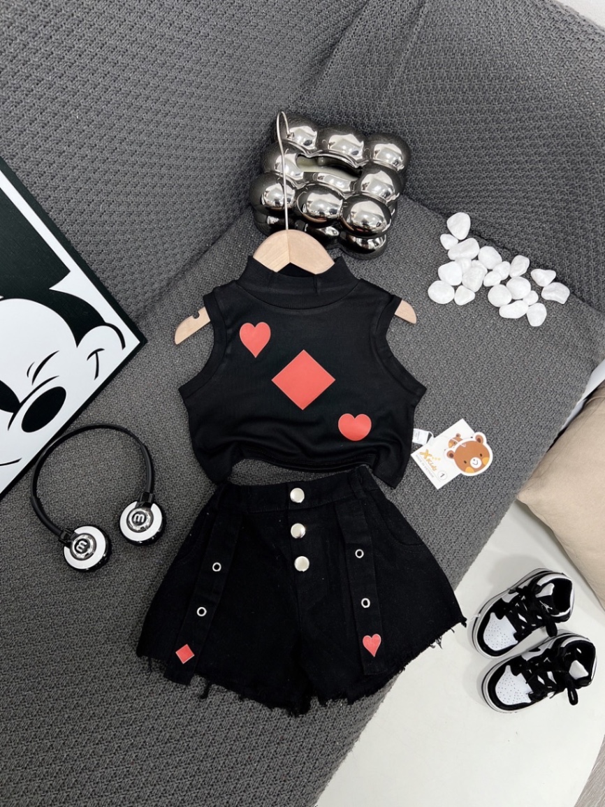Bộ áo croptop tú lơ khơ quần kaki cho bé