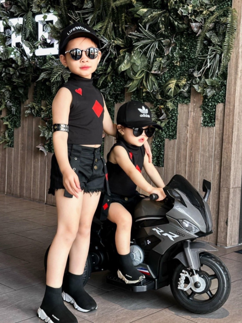 Bộ áo croptop tú lơ khơ quần kaki cho bé