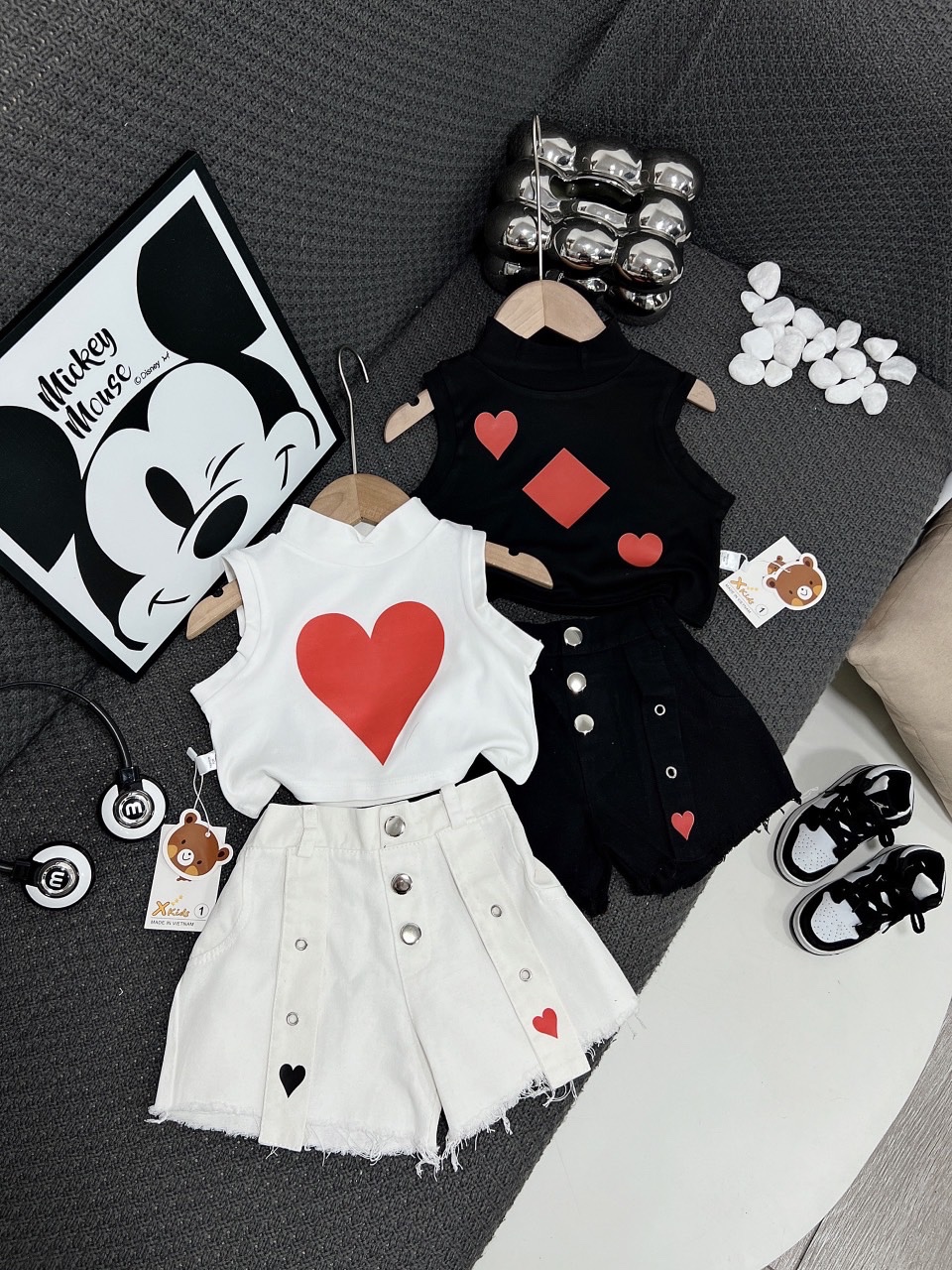 Bộ áo croptop tú lơ khơ quần kaki cho bé