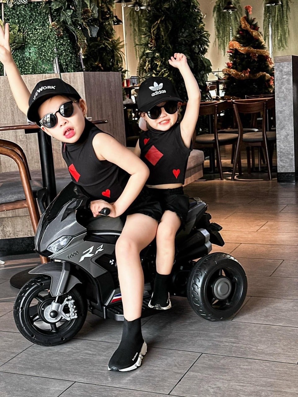 Bộ áo croptop tú lơ khơ quần kaki cho bé