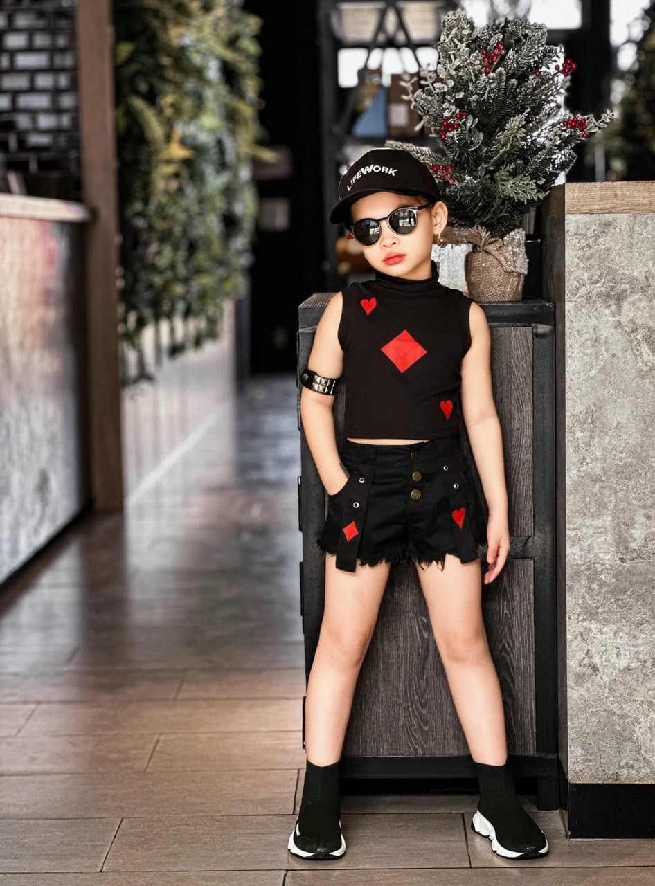 Bộ áo croptop tú lơ khơ quần kaki cho bé