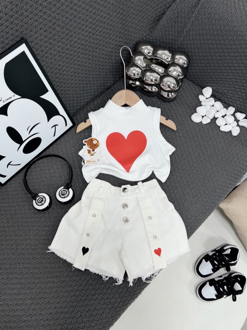 Bộ áo croptop tú lơ khơ quần kaki cho bé